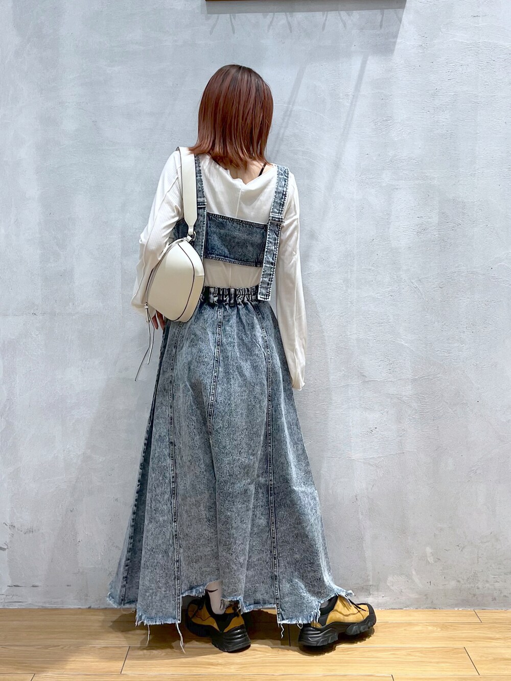 ブルー系のワンピース、ホワイト系のボディバッグ/ウエストポーチ、ホワイト系のTシャツ/カットソーを着用したレディースの春コーディネートの2枚目の写真