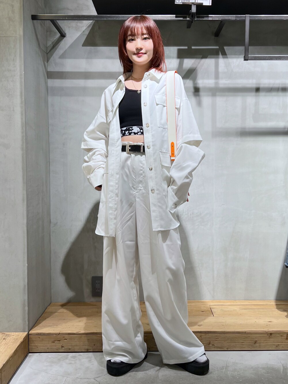 ホワイト系のその他パンツ、ホワイト系のショルダーバッグ、ホワイト系のシャツ/ブラウスを着用したレディースの春コーディネートの3枚目の写真