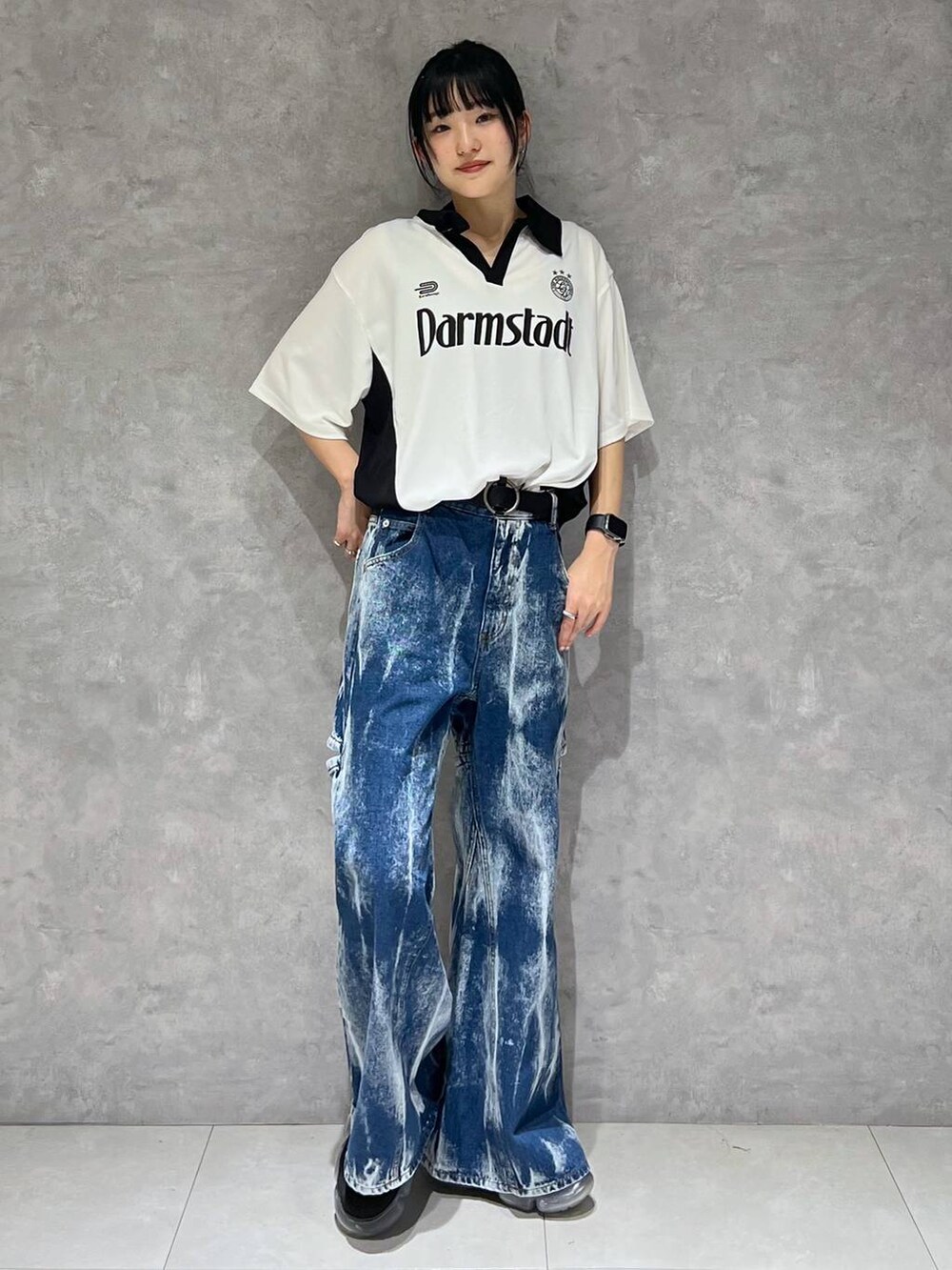 ブルー系のデニムパンツ、ブラック系のベルトを着用したレディースの春コーディネートの4枚目の写真