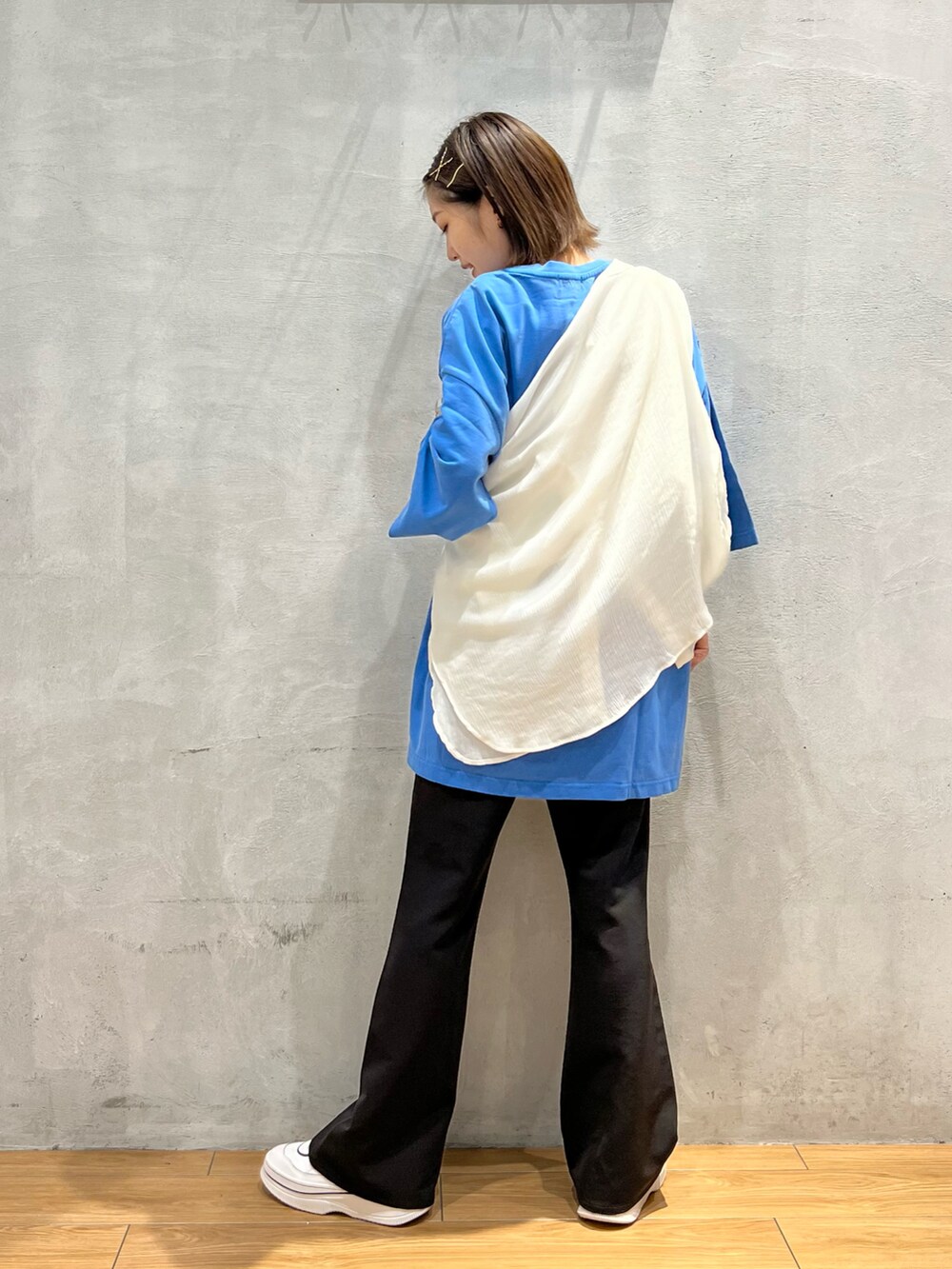 ブルー系のTシャツ/カットソー、ブラック系のスラックス、ホワイト系のシャツ/ブラウスを着用したレディースの夏コーディネートの3枚目の写真