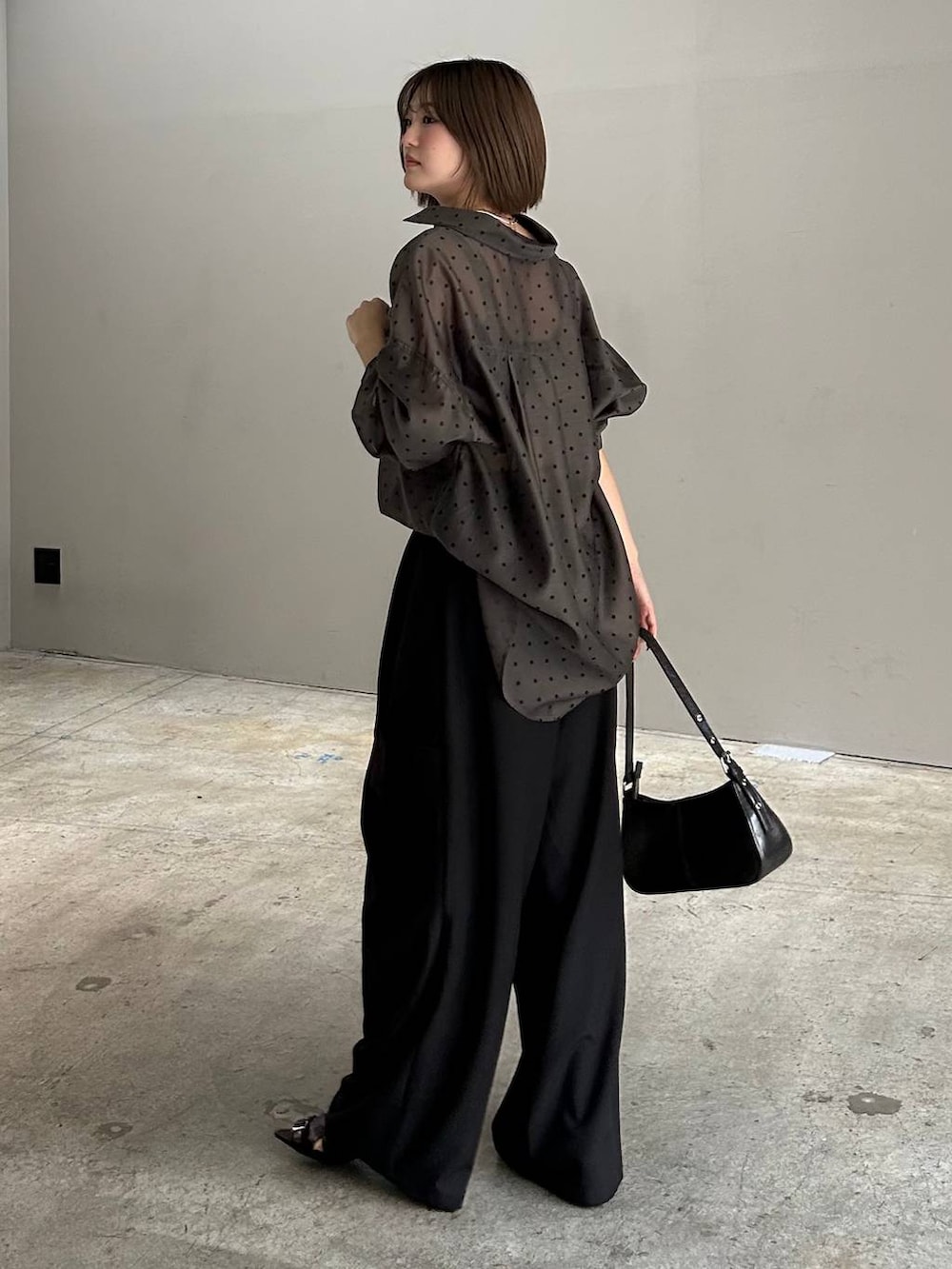 ブラック系のハンドバッグ、ブラック系のサンダル、ブラック系のその他パンツを着用したレディースの春コーディネートの3枚目の写真