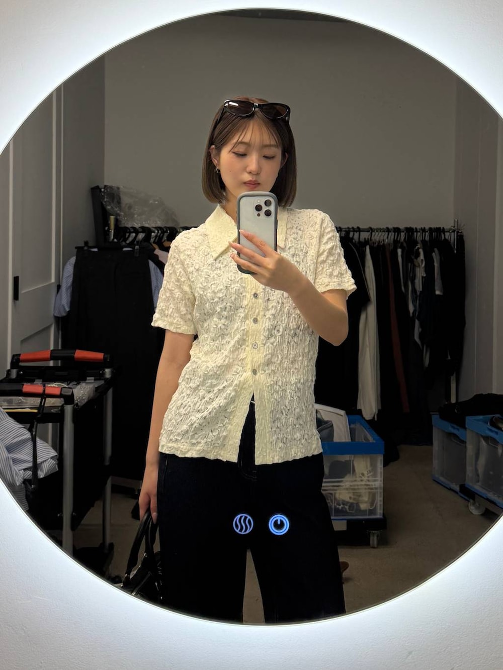 ブルー系のデニムパンツ、ブラック系のボストンバッグ、その他のサンダルを着用したレディースの春コーディネートの5枚目の写真