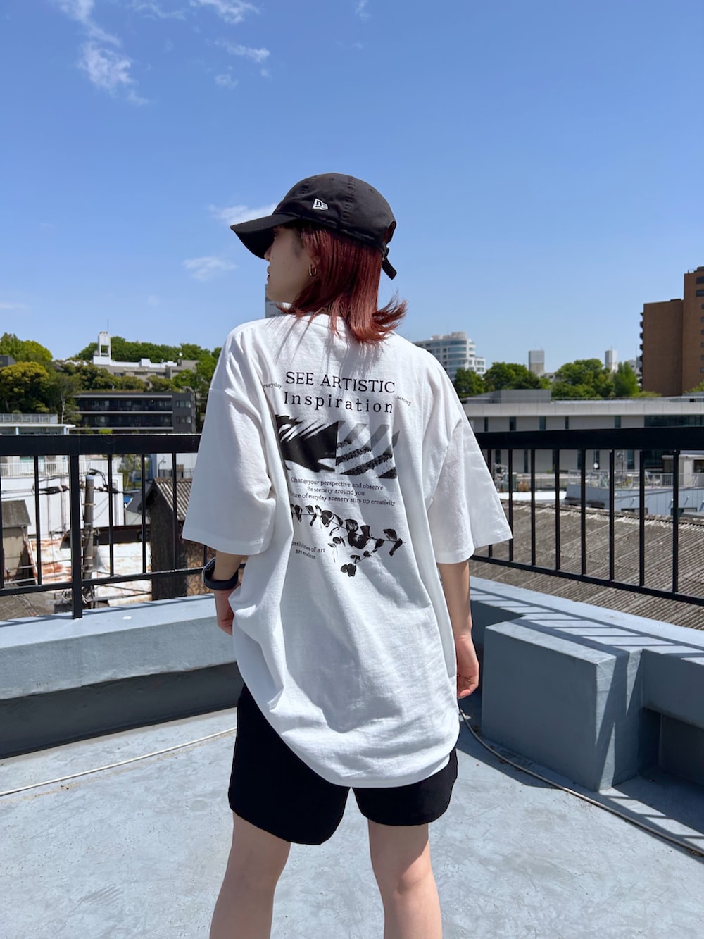 「Tシャツ、白Tシャツ、プリントT、オーバーサイズ、ポコポコ、ハーフパンツ、メンズライク、キャップ、カジュアル、パンツコーデ、PAGEBOY、グリーン、骨格ウェーブ」｜「PAGEBOYのスクエアジャガードショルダーバッグ（ショルダーバッグ、グリーン系）」を使った、サエさん（レディース・159cm）の春コーディネートの4枚目の写真