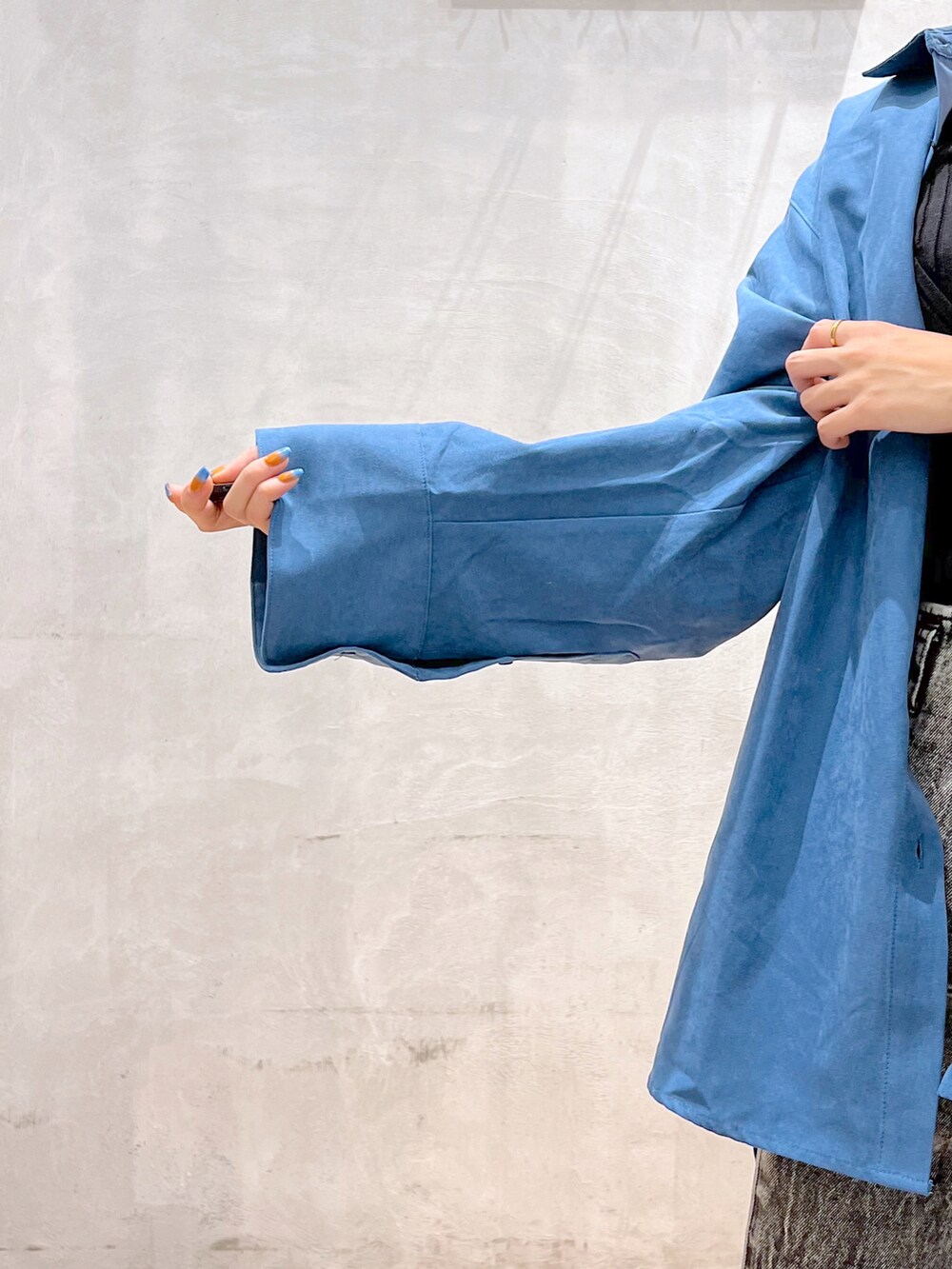 ブラック系のタンクトップ、ブルー系のシャツ/ブラウス、ブラック系のデニムパンツを着用したレディースの秋コーディネートの4枚目の写真