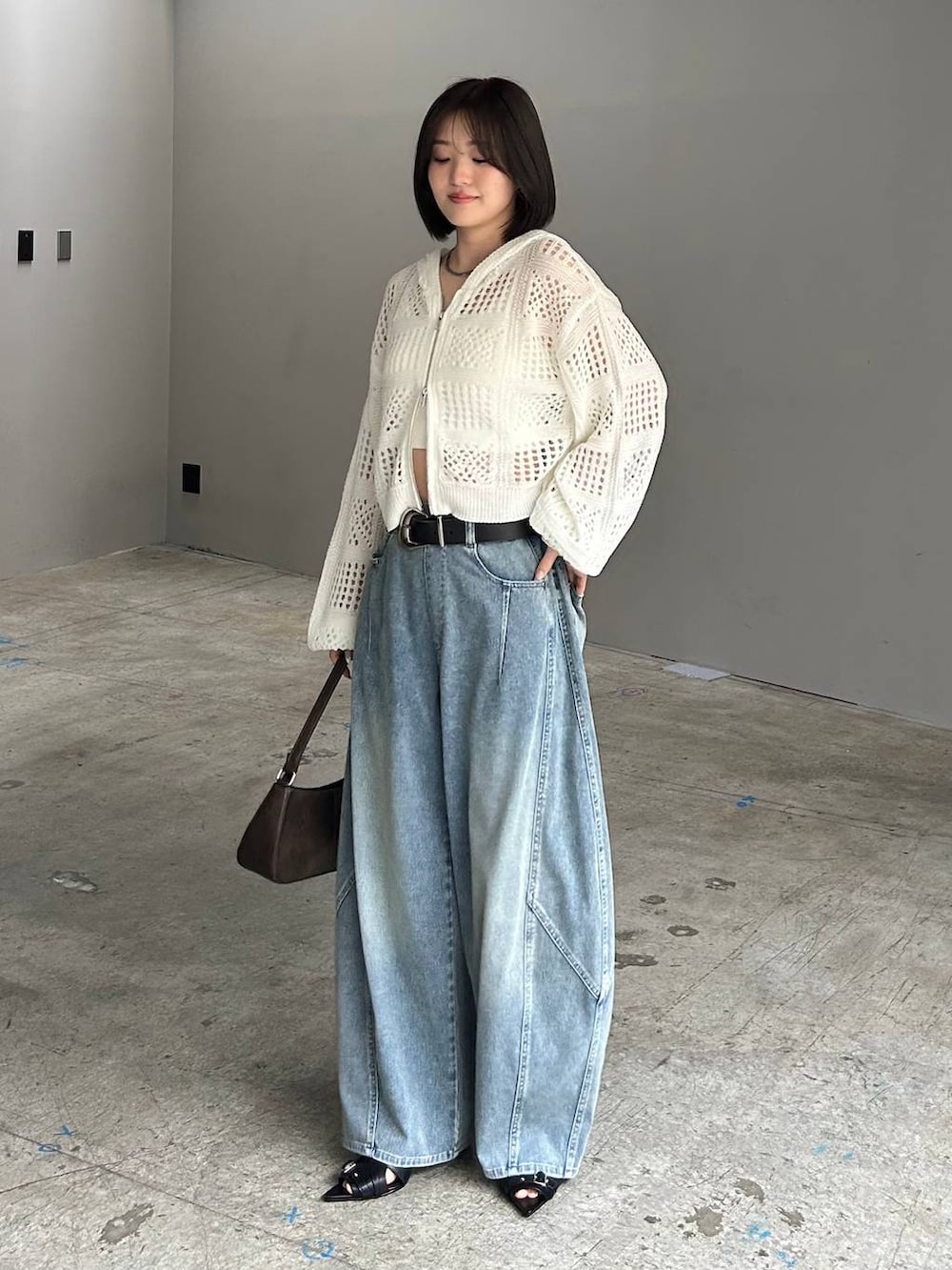 ホワイト系のキャミソール、ブルー系のデニムパンツ、ホワイト系のパーカーを着用したレディースの春コーディネートの6枚目の写真
