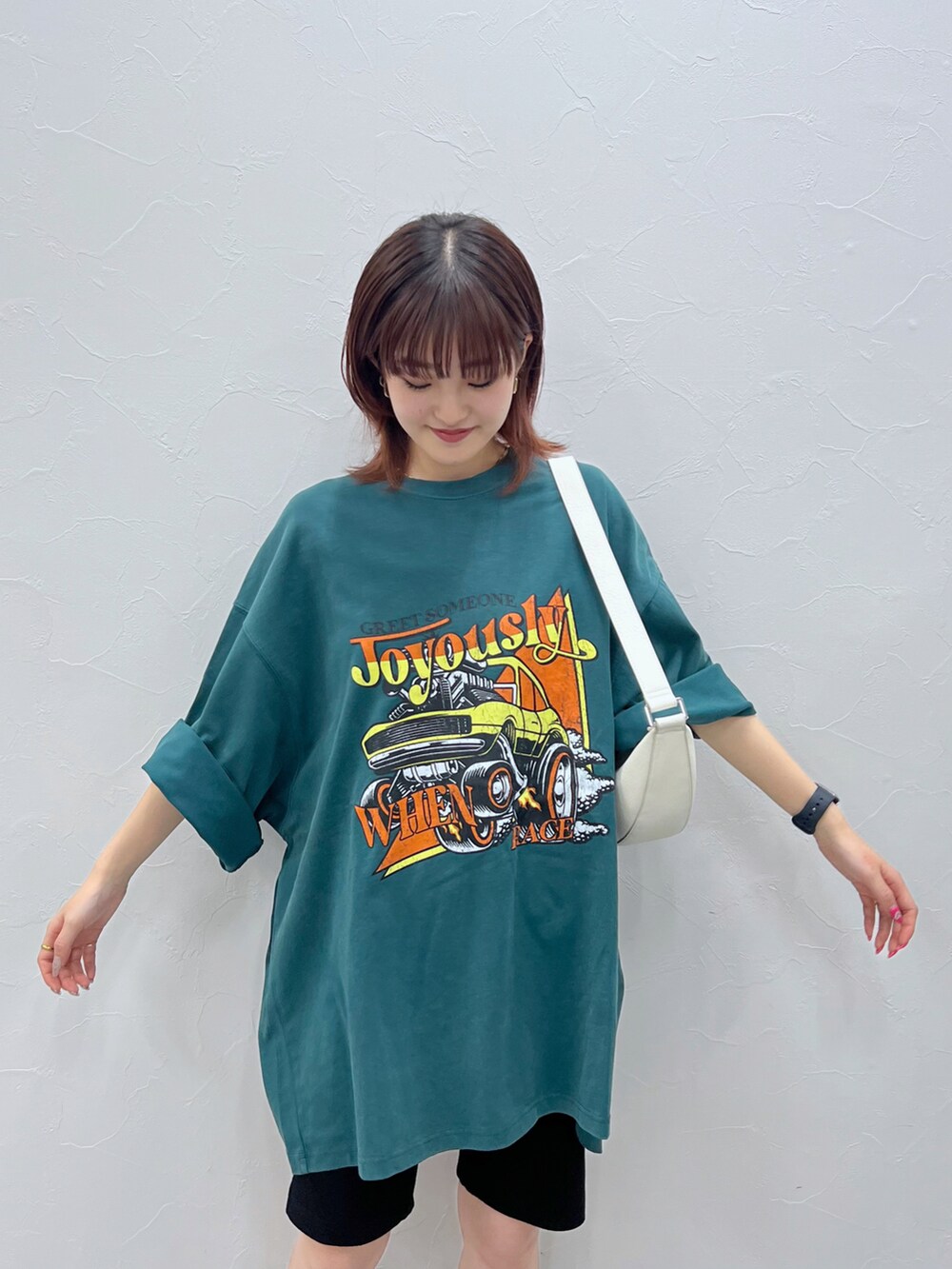 ブラック系のサンダル、グリーン系のTシャツ/カットソー、ホワイト系のショルダーバッグを着用したレディースの春コーディネートの3枚目の写真