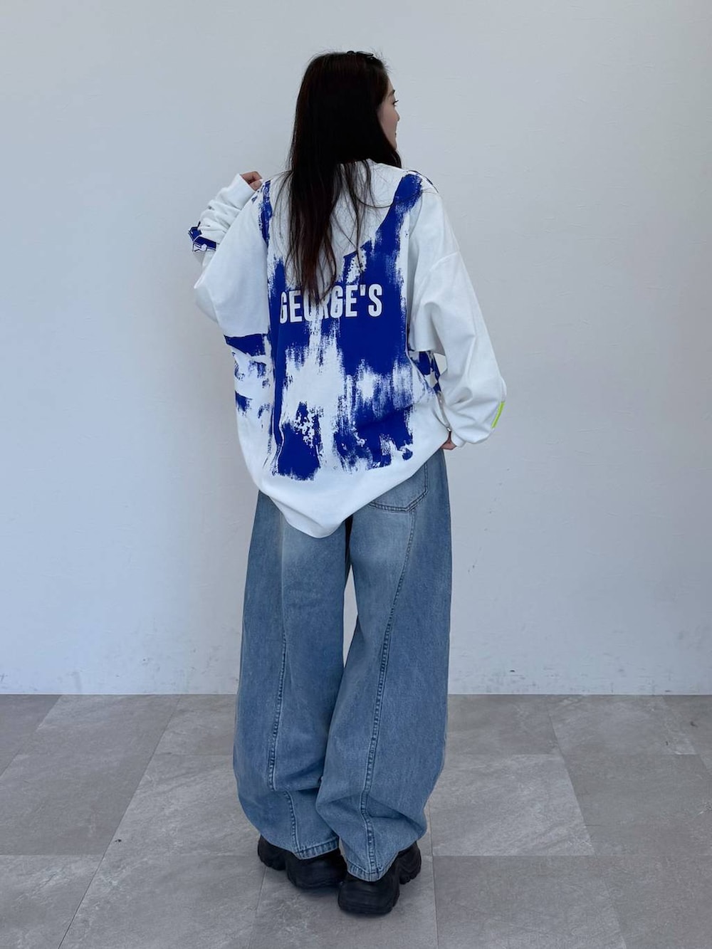 「ラフ、ストリート、カジュアル、個性派、韓国系、PAGEBOY、PBLIM、骨格ウェーブ_PAGEBOY、ブルベ夏_PAGEBOY、ソフトエレガント_PAGEBOY、ロンT、Tシャツ、ロングヘア、デニムパンツ、春コーデ」｜「PAGEBOYのプラットチャンキースニーカー（スニーカー、ブラック系）」を使った、サエさん（レディース・159cm）の春コーディネートの3枚目の写真
