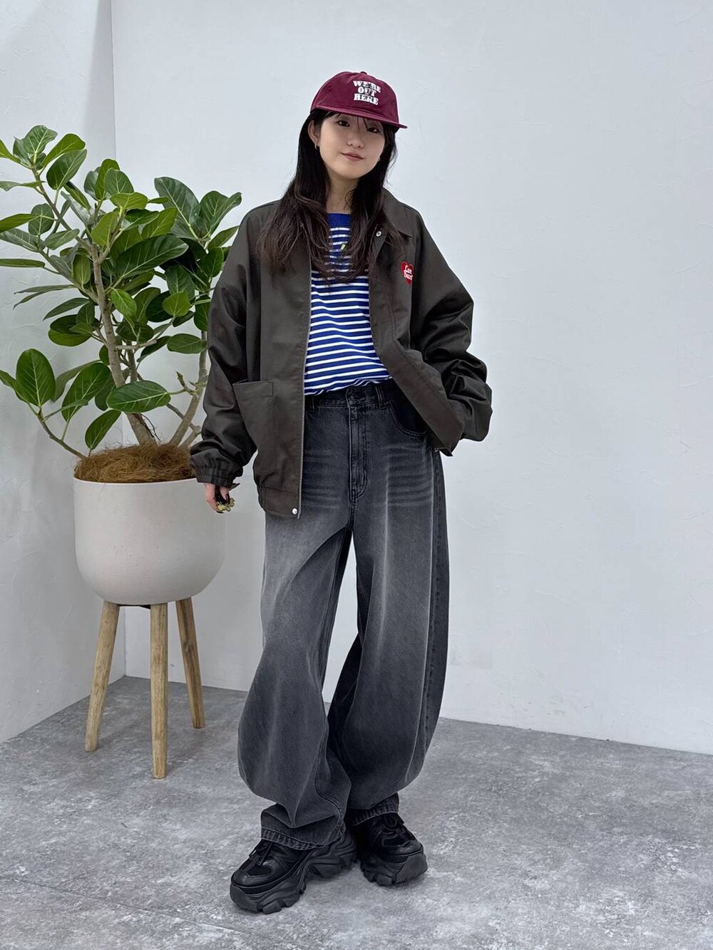 「ユニセックス、メンズライク、休日コーデ、旅行、ラフ、ストリート、カジュアル、個性派、韓国系、PAGEBOY、PBLIM、骨格ウェーブ_PAGEBOY、ブルベ夏_PAGEBOY、ソフトエレガント_PAGEBOY、春コーデ」｜「PAGEBOYのプラットチャンキースニーカー（スニーカー、ブラック系）」を使った、サエさん（レディース・159cm）の春コーディネートの4枚目の写真