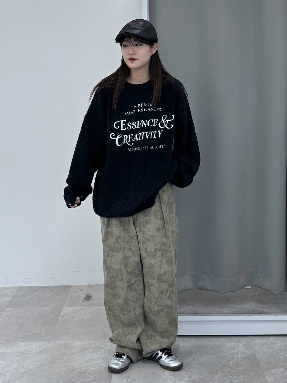 ブラック系のニット/セーター、その他のデニムパンツを着用したレディースの冬コーディネートの4枚目の写真