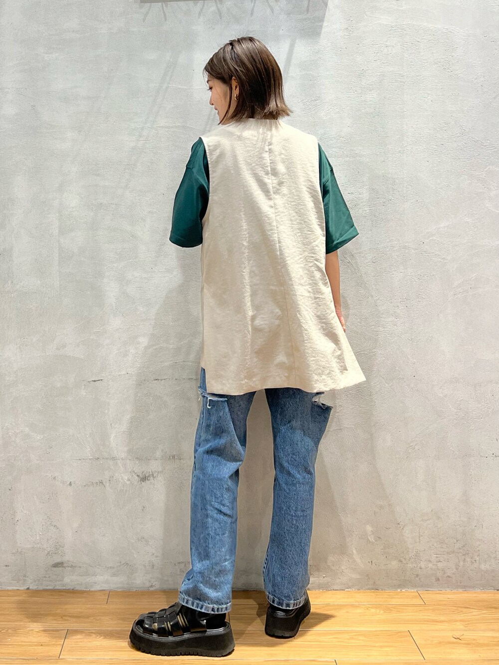 ブルー系のデニムパンツ、ブラック系のサンダル、ベージュ系のその他アウターを着用したレディースの夏コーディネートの4枚目の写真