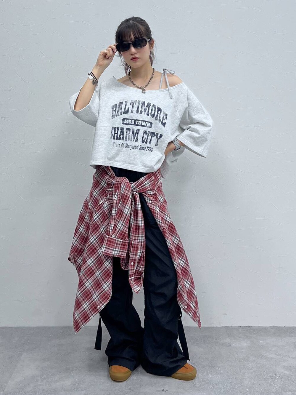 ブラック系のカーゴパンツ、グレー系のキャミソール、グレー系のTシャツ/カットソーを着用したレディースの夏コーディネートの5枚目の写真