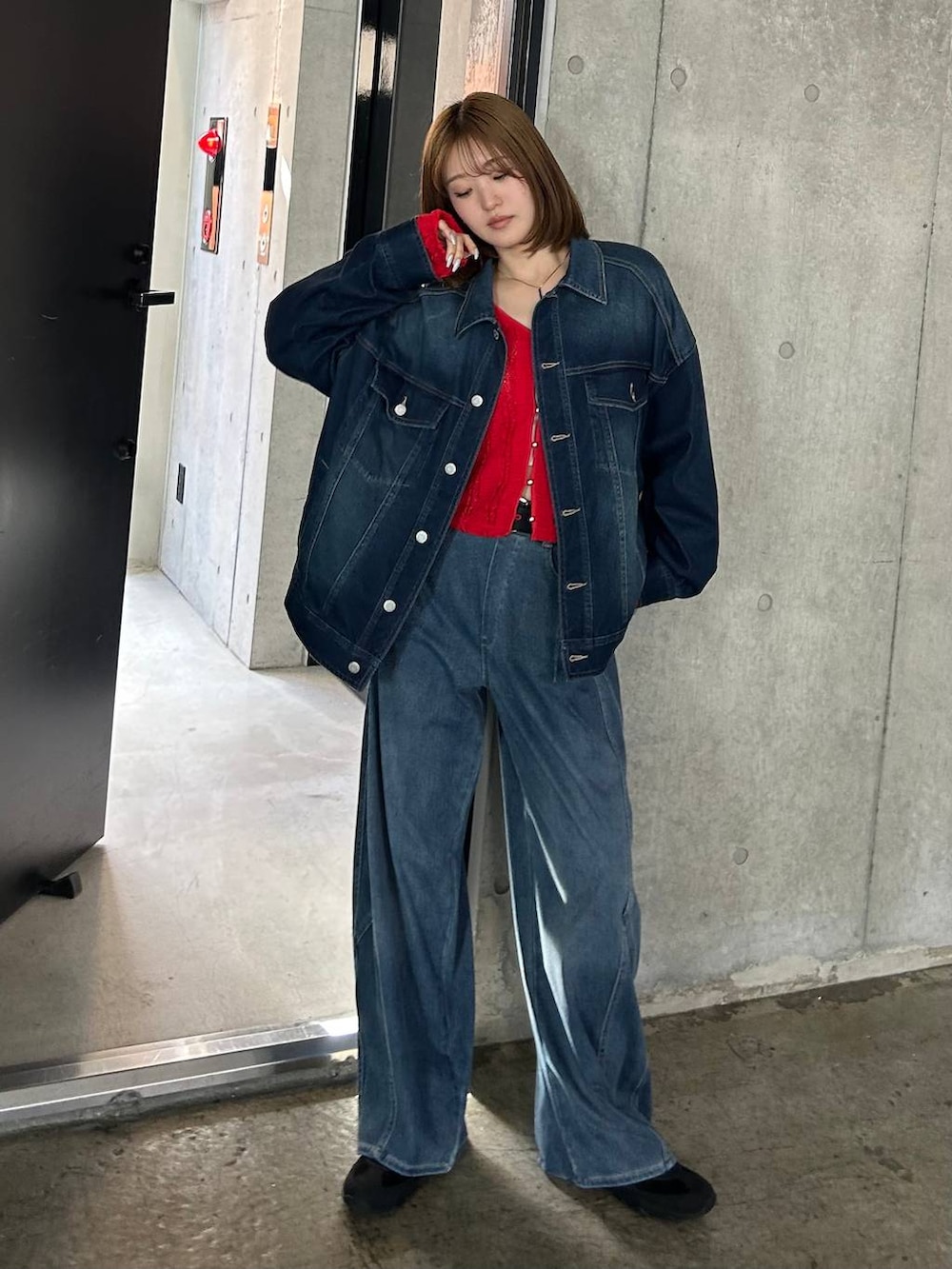 ブラック系のスニーカー、ブルー系のブルゾン、ブルー系のデニムパンツを着用したレディースの春コーディネートの4枚目の写真