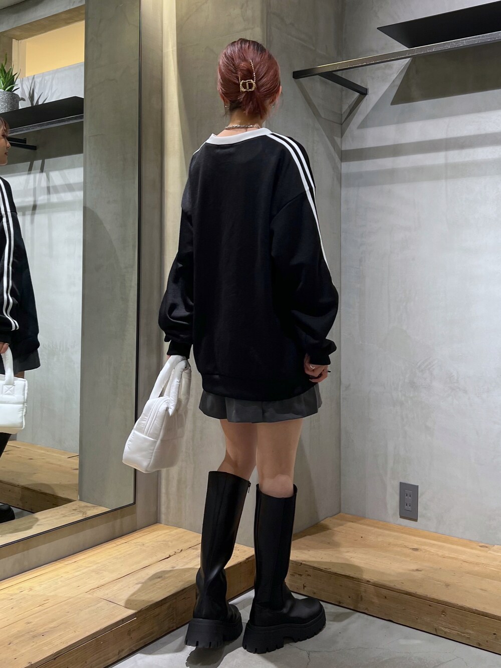 ブラック系のブーツ、グレー系のその他パンツ、ブラック系のその他トップスを着用したレディースの秋コーディネートの2枚目の写真