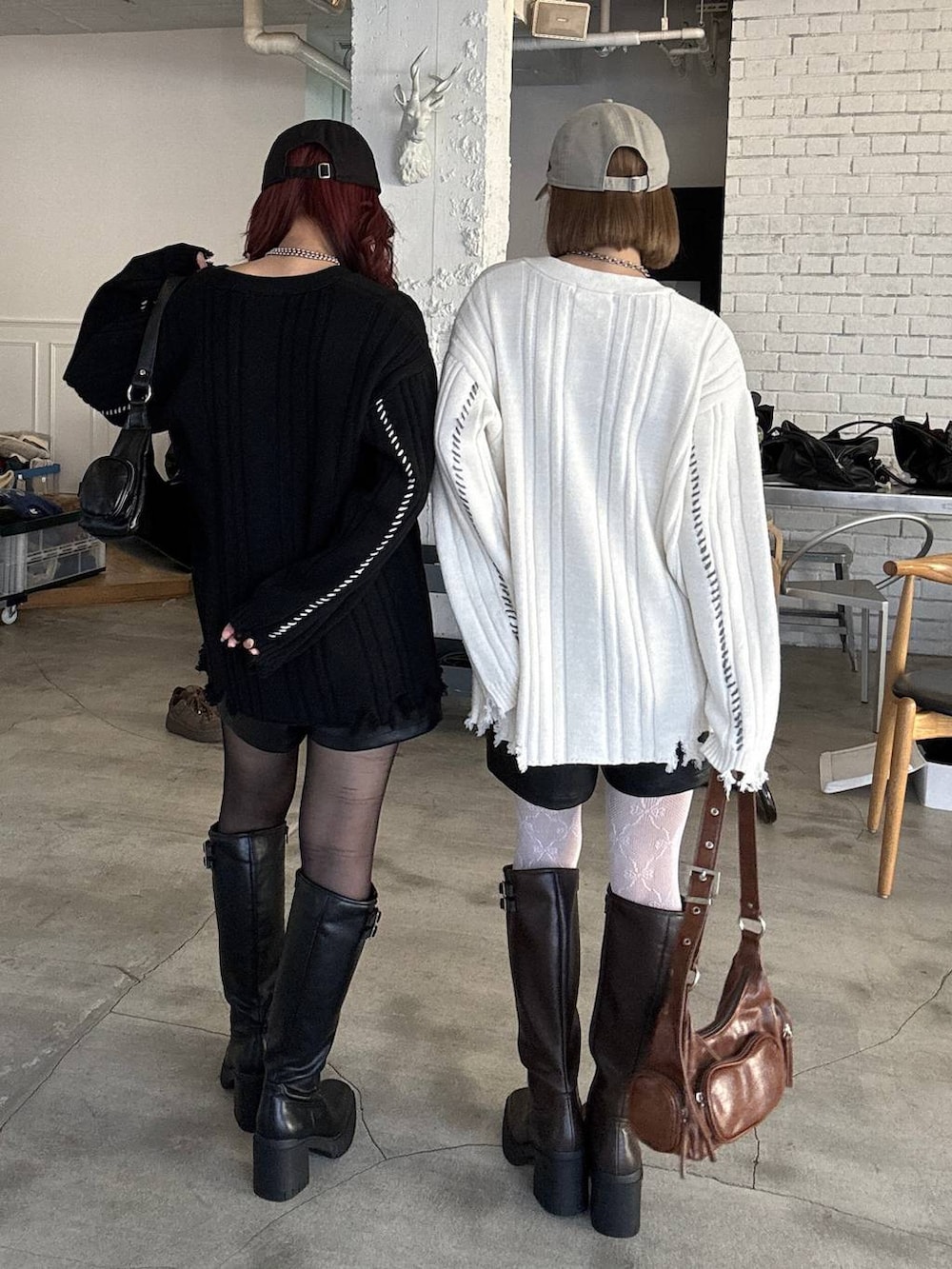 ブラウン系のブーツ、ブラック系のその他パンツ、ブラック系のショルダーバッグを着用したレディースの秋コーディネートの4枚目の写真