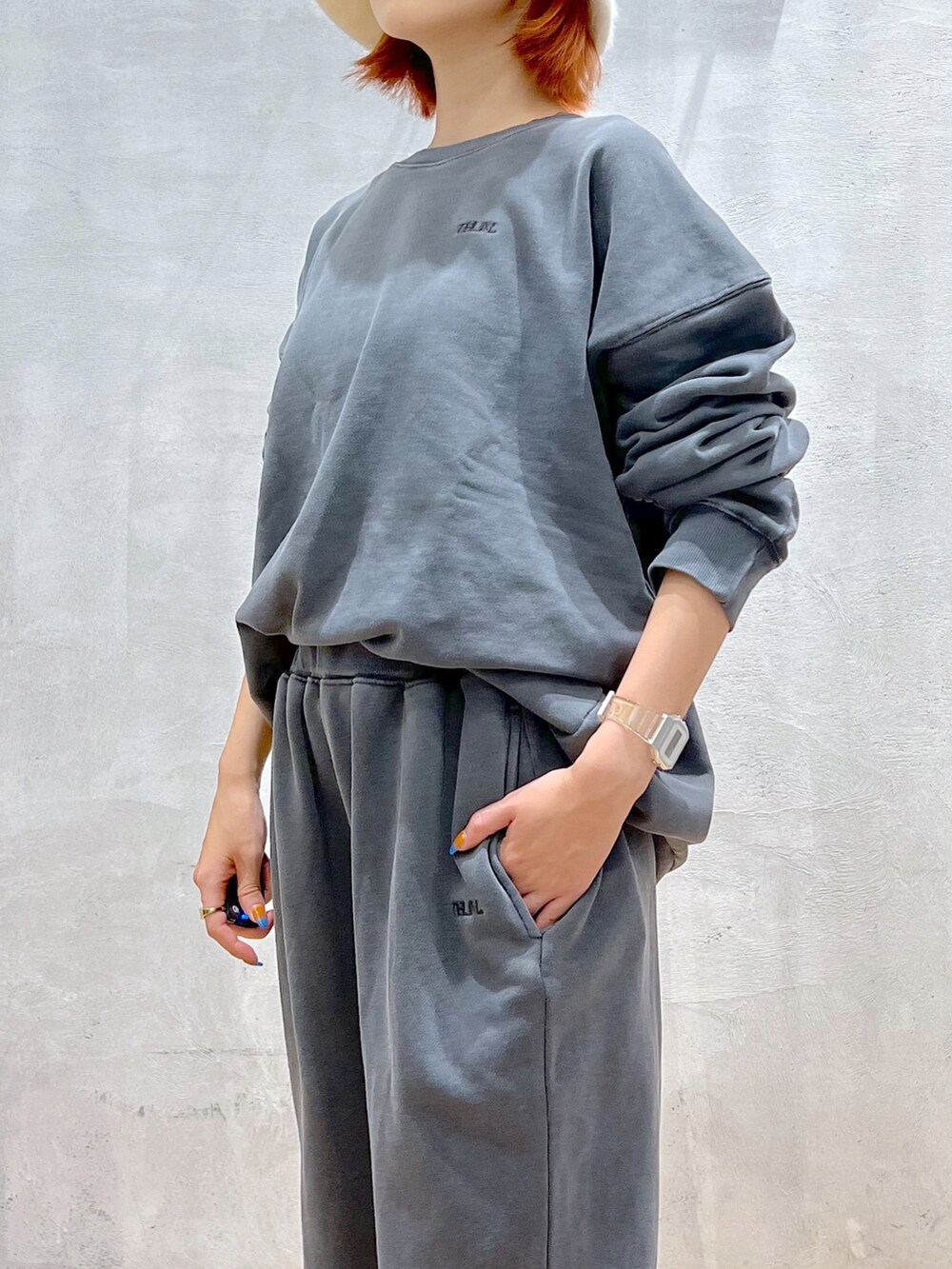 グレー系のスウェット、グレー系のスウェットパンツ、ホワイト系のスニーカーを着用したレディースの秋コーディネートの4枚目の写真