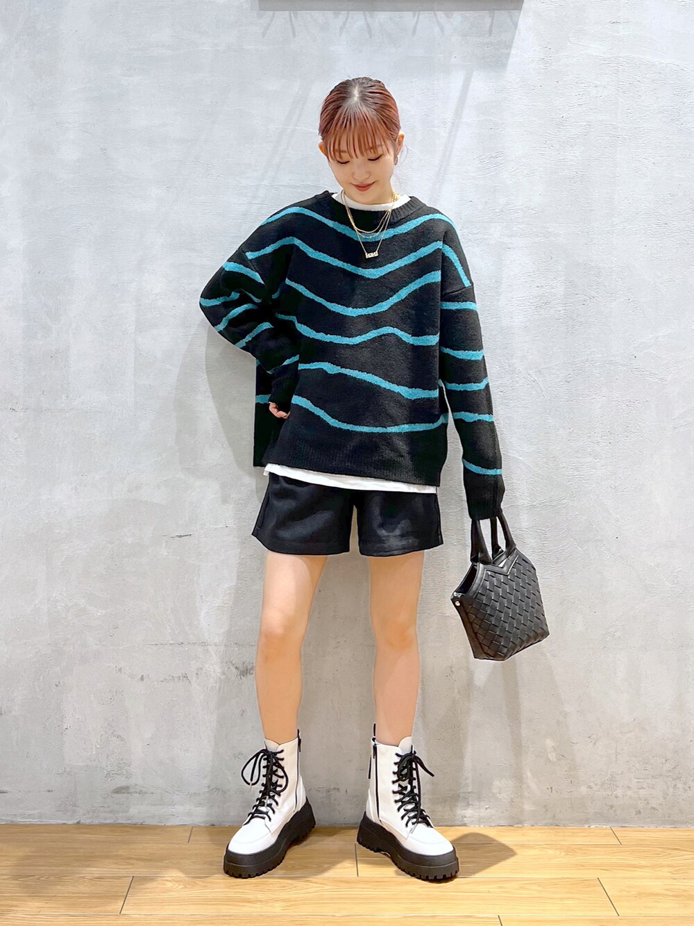 ブラック系のショルダーバッグ、ブラック系のニット/セーター、ブラック系のその他パンツを着用したレディースの冬コーディネートの3枚目の写真