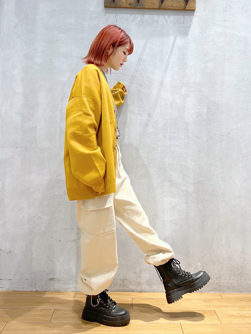 ホワイト系のカーゴパンツ、グレー系のスウェット、イエロー系のカーディガン/ボレロを着用したレディースの秋コーディネートの2枚目の写真