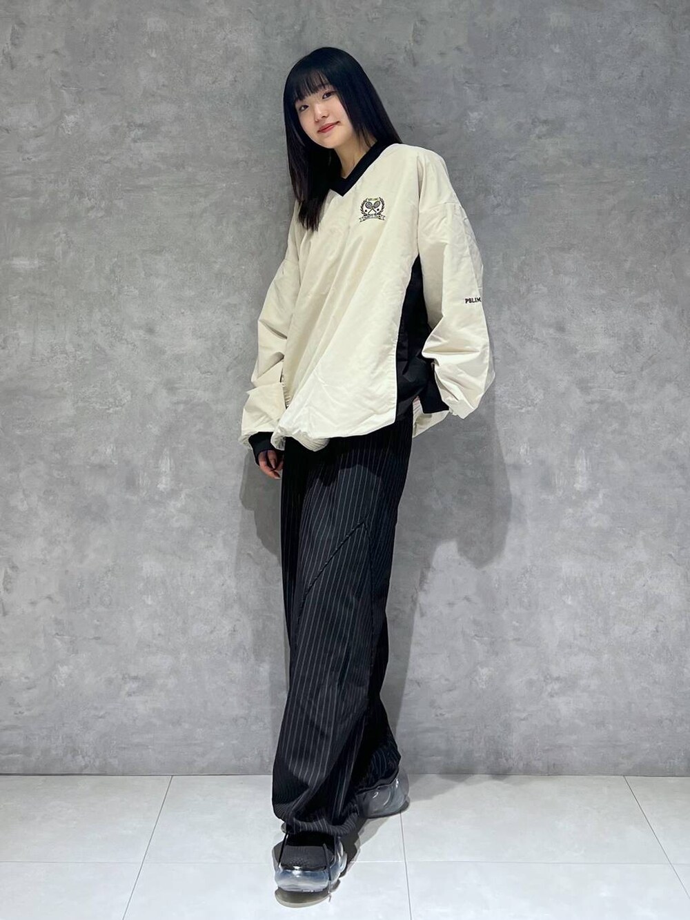 その他のその他パンツ、ホワイト系のその他トップスを着用したレディースの春コーディネートの2枚目の写真