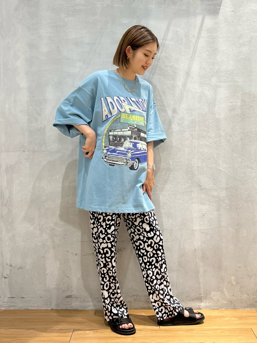 ブラック系のサンダル、ブラック系のその他パンツ、ブルー系のTシャツ/カットソーを着用したレディースの夏コーディネートの2枚目の写真