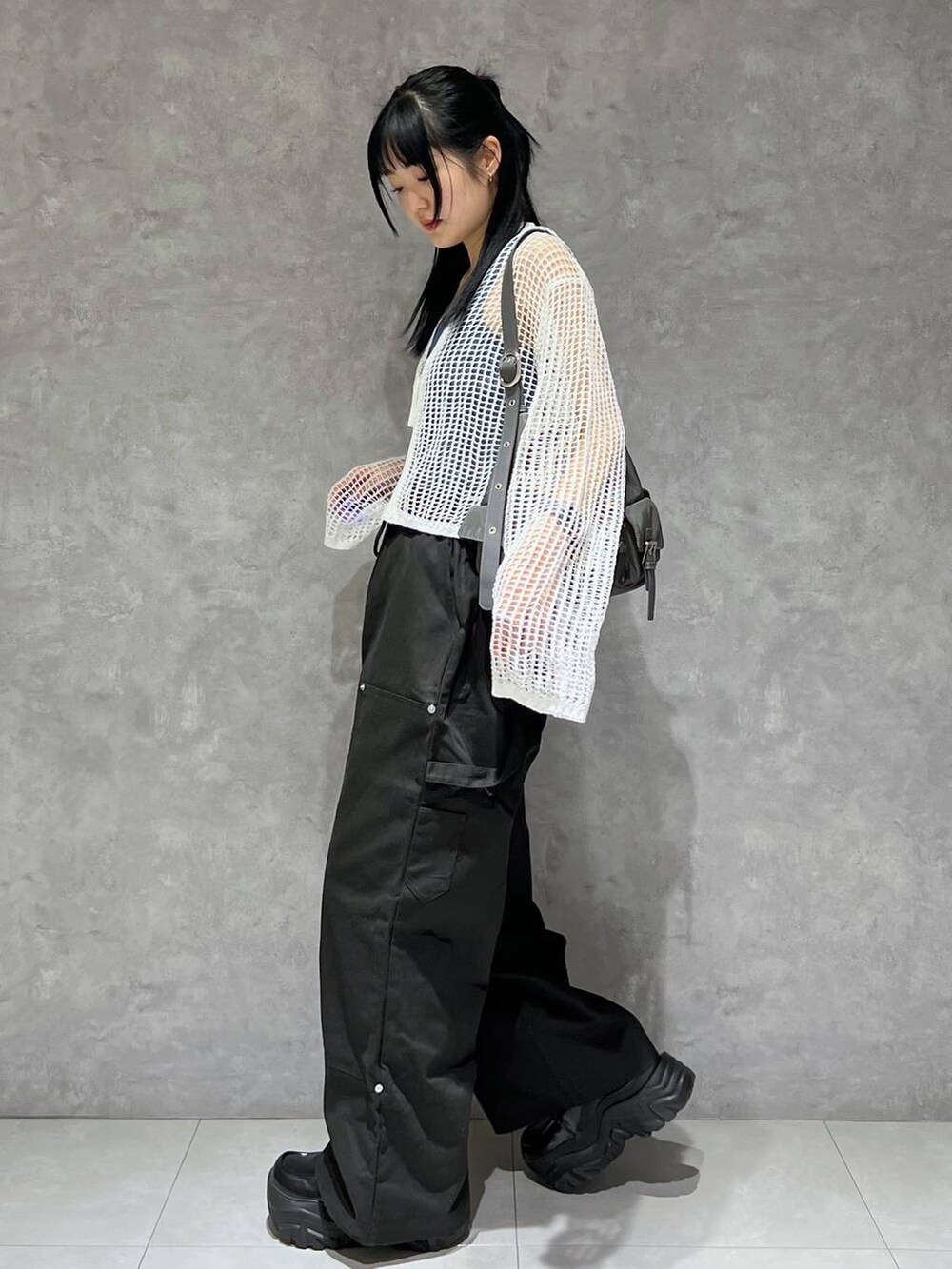 グレー系のショルダーバッグ、ブラック系のその他パンツ、ブルー系のタンクトップを着用したレディースの春コーディネートの7枚目の写真