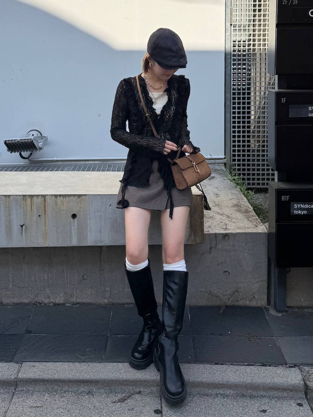 ブラック系のシャツ/ブラウス、ブラック系のブーツを着用したレディースの秋コーディネートの2枚目の写真