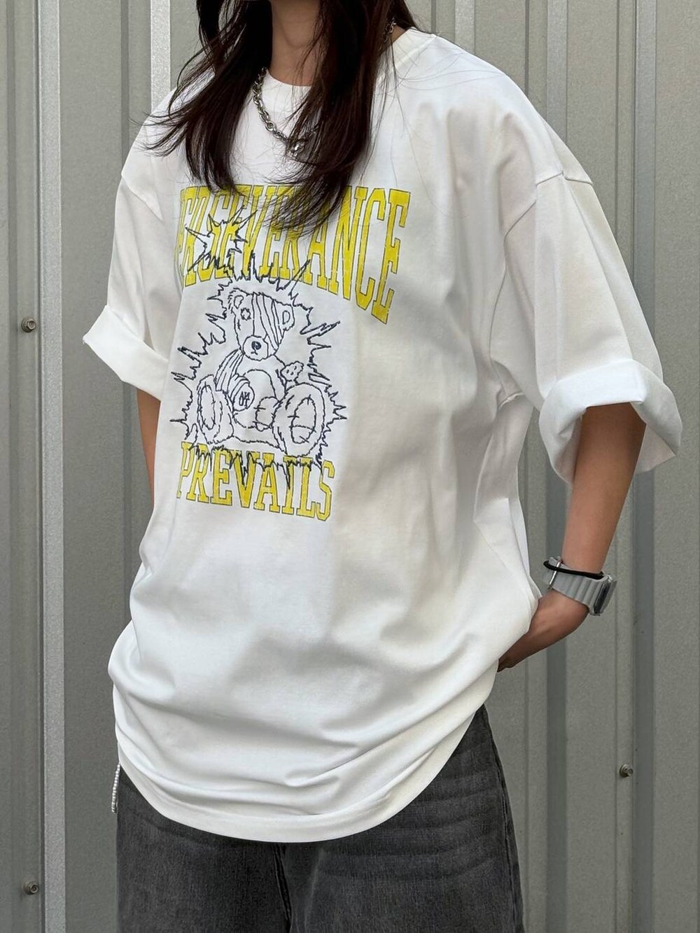 ブラック系のスニーカー、ブラック系のデニムパンツ、ホワイト系のTシャツ/カットソーを着用したレディースの春コーディネートの3枚目の写真