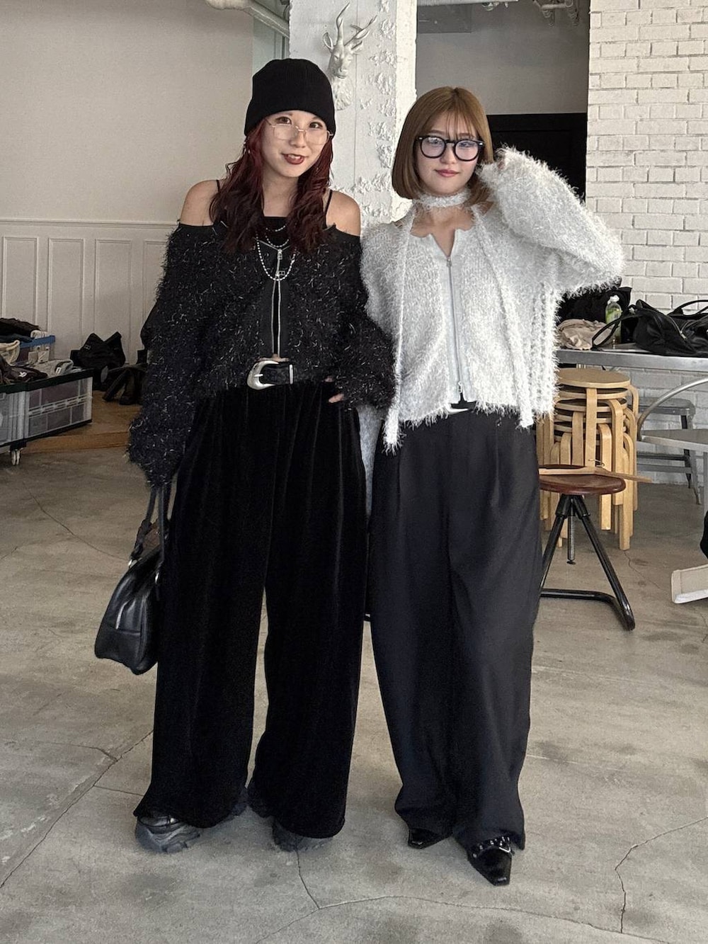 ブラック系のスニーカー、ブラック系のボストンバッグ、ブラック系のパンプスを着用したレディースの秋コーディネートの4枚目の写真