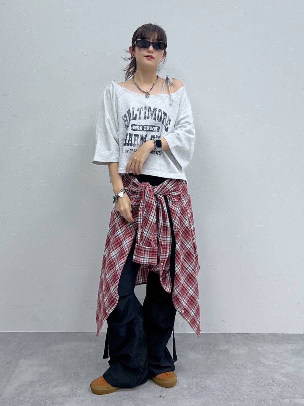 ブラック系のカーゴパンツ、グレー系のキャミソール、グレー系のTシャツ/カットソーを着用したレディースの夏コーディネートの2枚目の写真