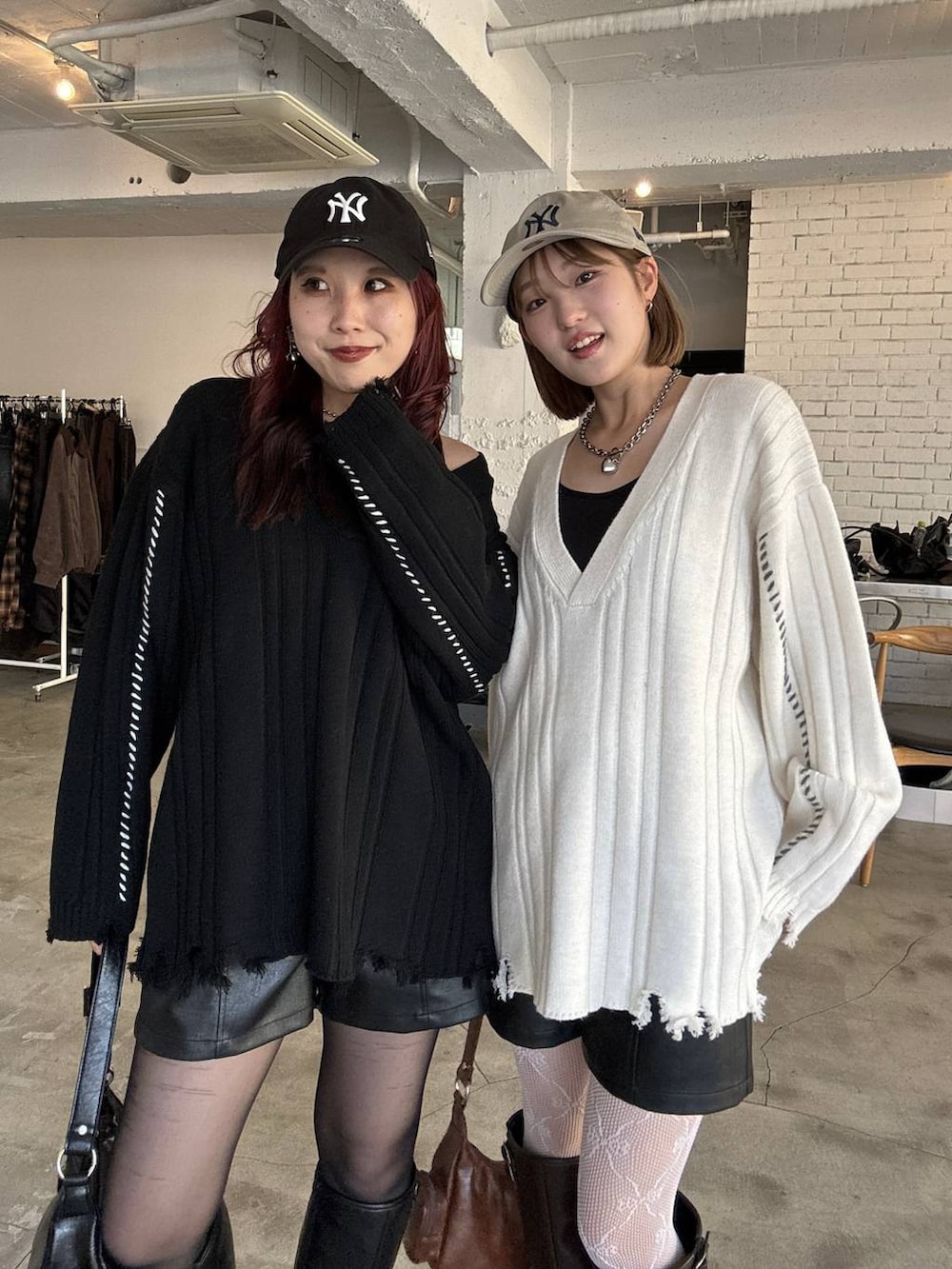 ブラウン系のブーツ、ブラック系のその他パンツ、ブラック系のショルダーバッグを着用したレディースの秋コーディネートの5枚目の写真