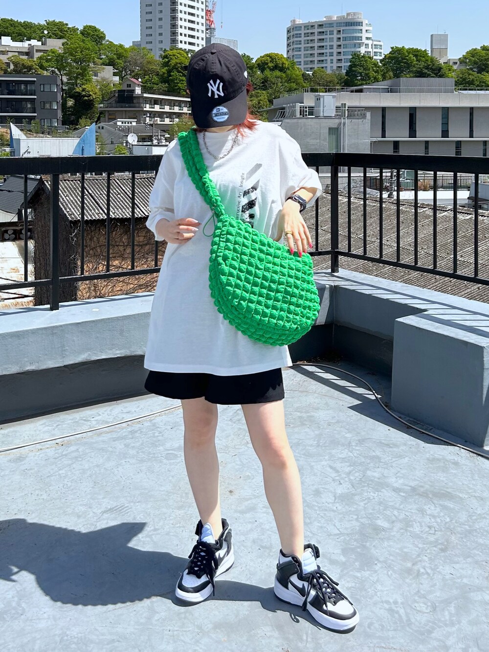 「Tシャツ、白Tシャツ、プリントT、オーバーサイズ、ポコポコ、ハーフパンツ、メンズライク、キャップ、カジュアル、パンツコーデ、PAGEBOY、グリーン、骨格ウェーブ」｜「PAGEBOYのスクエアジャガードショルダーバッグ（ショルダーバッグ、グリーン系）」を使った、サエさん（レディース・159cm）の春コーディネートの2枚目の写真