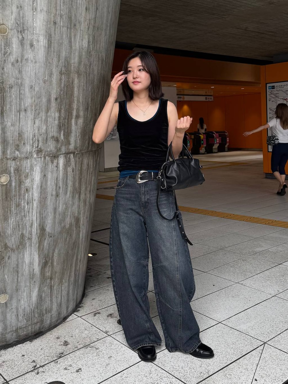 ブルー系のタンクトップ、ブラック系のタンクトップ、ブルー系のデニムパンツを着用したレディースの夏コーディネートの2枚目の写真