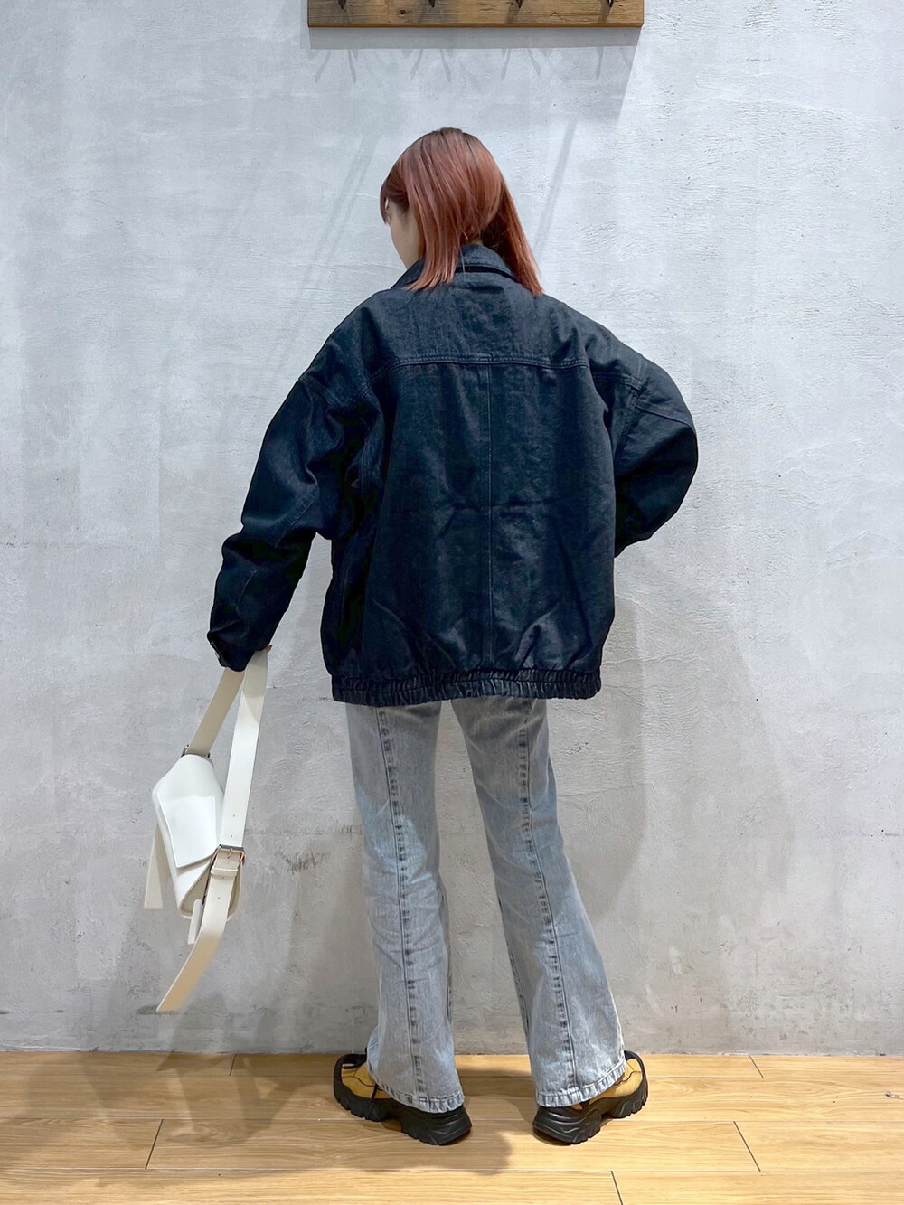 ブルー系のデニムパンツ、グレー系のTシャツ/カットソー、ブルー系のデニムジャケットを着用したレディースの春コーディネートの2枚目の写真