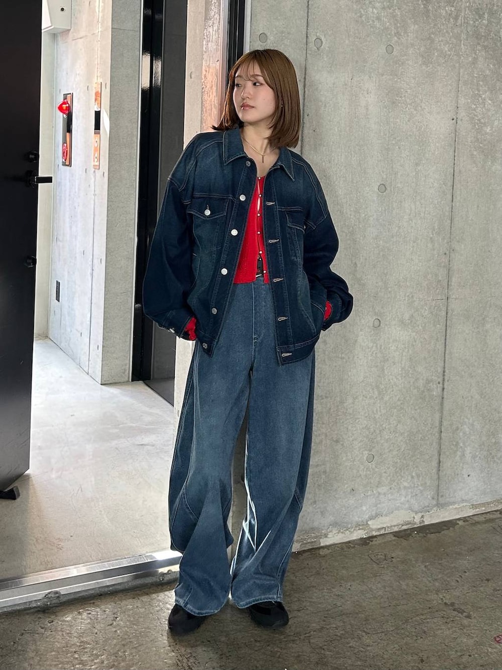 ブラック系のスニーカー、ブルー系のブルゾン、ブルー系のデニムパンツを着用したレディースの春コーディネートの3枚目の写真