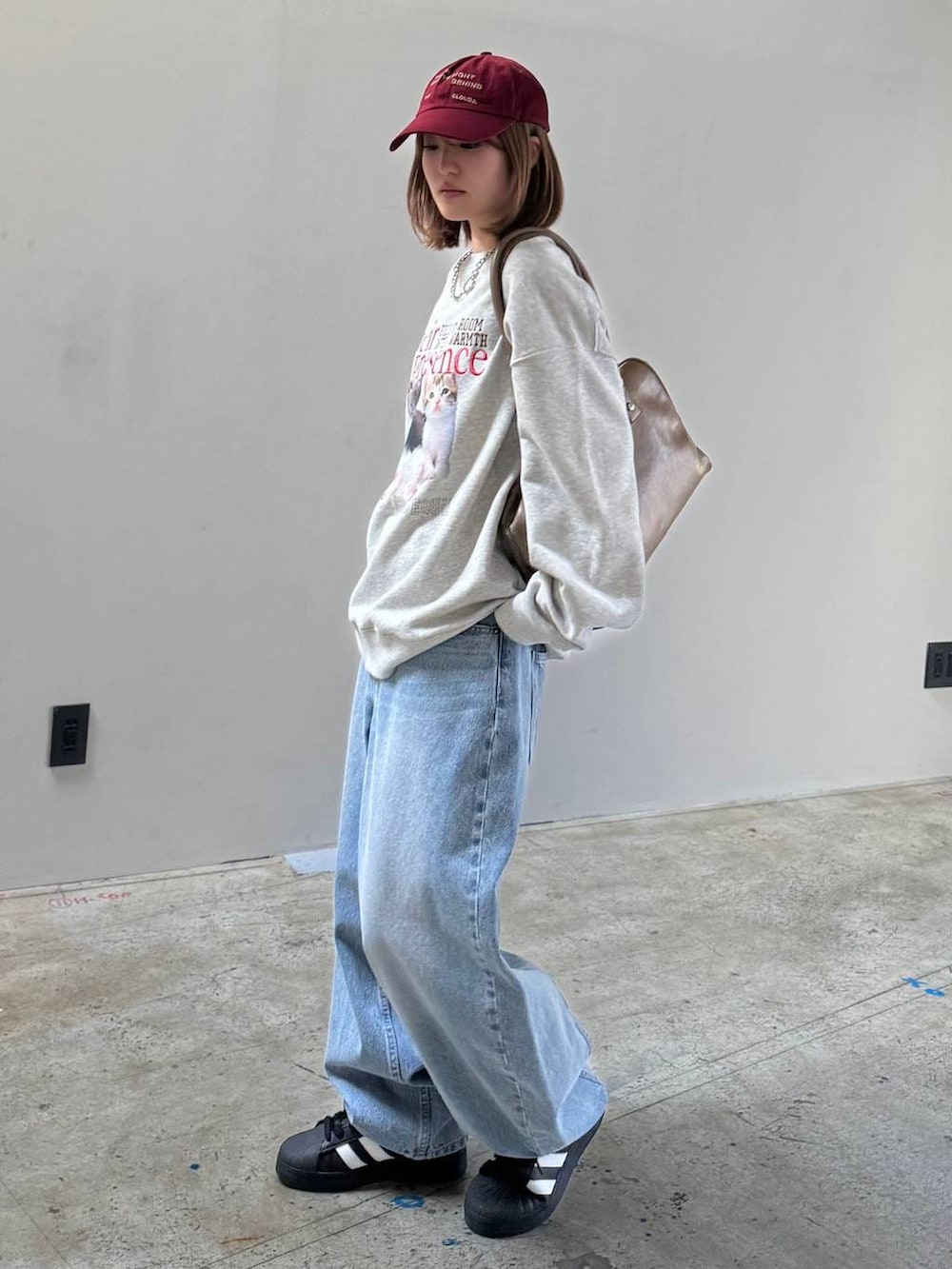 ブラウン系のボストンバッグ、グレー系のスウェットを着用したレディースの冬コーディネートの3枚目の写真