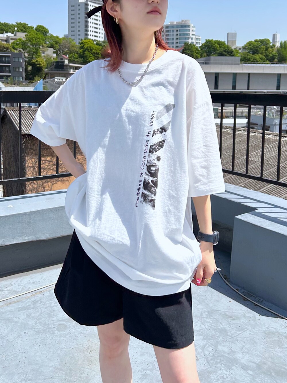 「Tシャツ、白Tシャツ、プリントT、オーバーサイズ、ポコポコ、ハーフパンツ、メンズライク、キャップ、カジュアル、パンツコーデ、PAGEBOY、グリーン、骨格ウェーブ」｜「PAGEBOYのスクエアジャガードショルダーバッグ（ショルダーバッグ、グリーン系）」を使った、サエさん（レディース・159cm）の春コーディネートの3枚目の写真