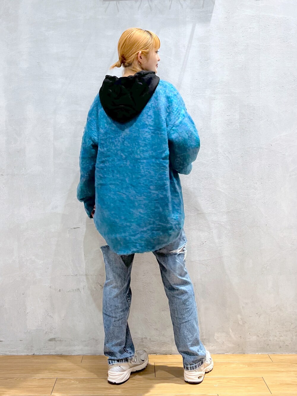 ブルー系のデニムパンツ、ブラック系のパーカー、ブルー系のカーディガン/ボレロを着用したレディースの秋コーディネートの3枚目の写真
