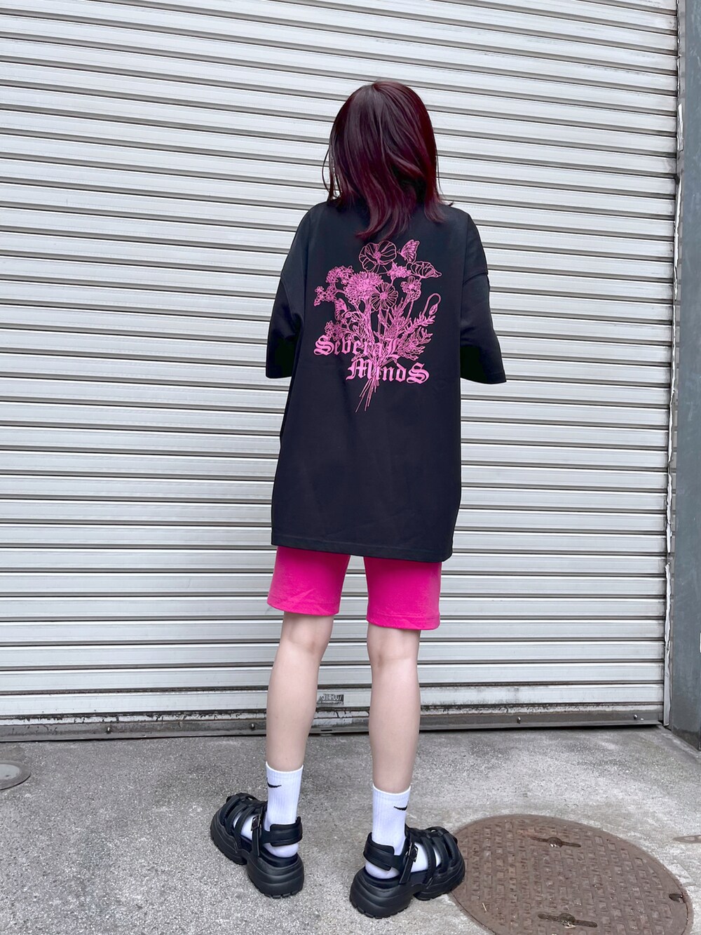 ブラック系のサンダル、ブラック系のTシャツ/カットソー、ピンク系のその他パンツを着用したレディースの春コーディネートの3枚目の写真