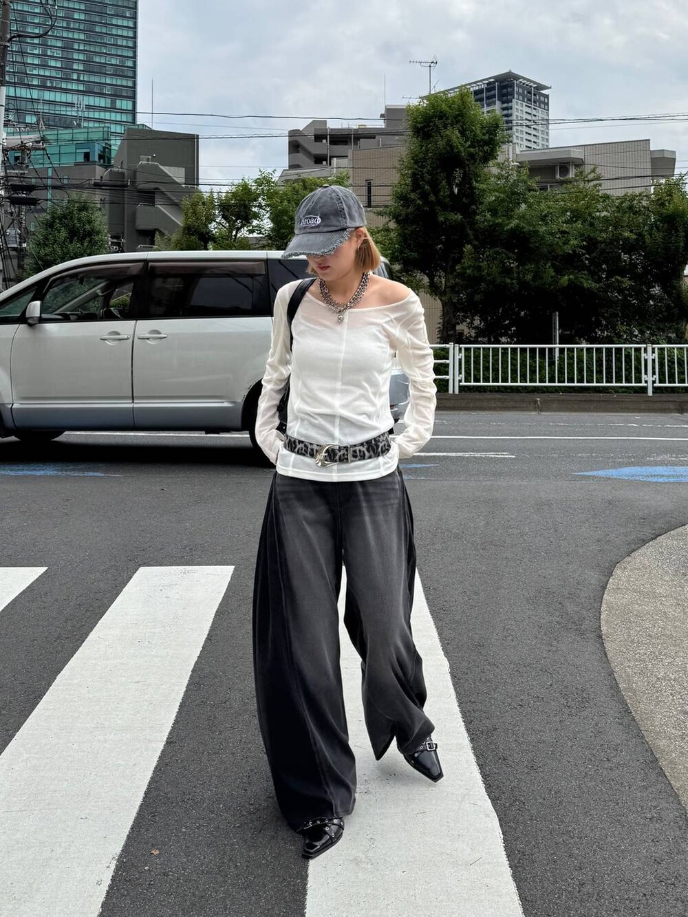 ブラック系のデニムパンツ、ブラック系のショルダーバッグ、ブラック系のキャップを着用したレディースの夏コーディネートの6枚目の写真