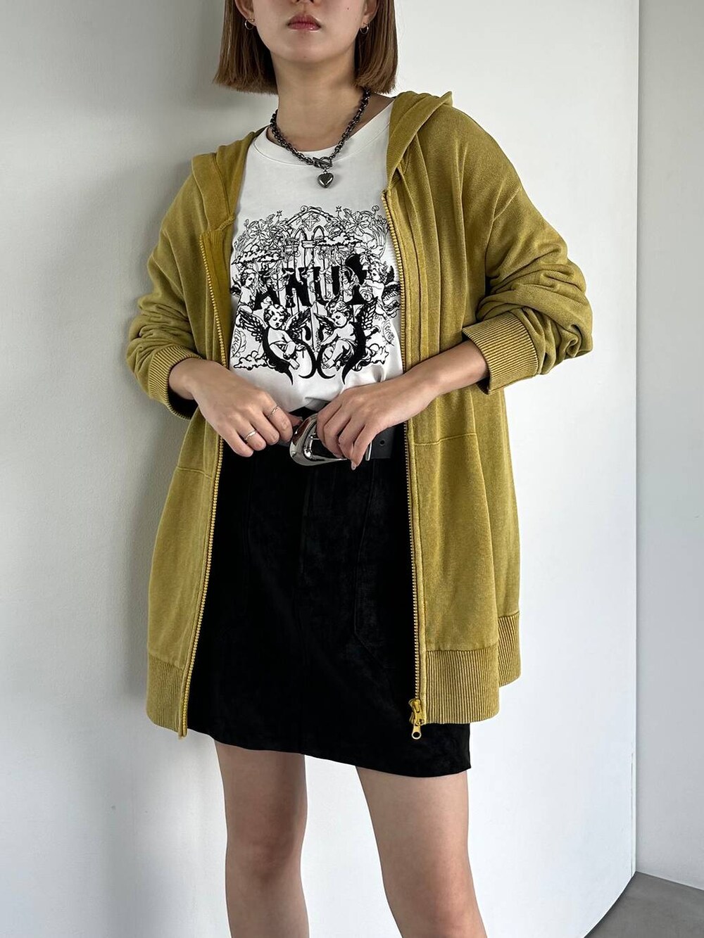 ブラック系のブーツ、ホワイト系のTシャツ/カットソー、イエロー系のパーカーを着用したレディースの夏コーディネートの5枚目の写真