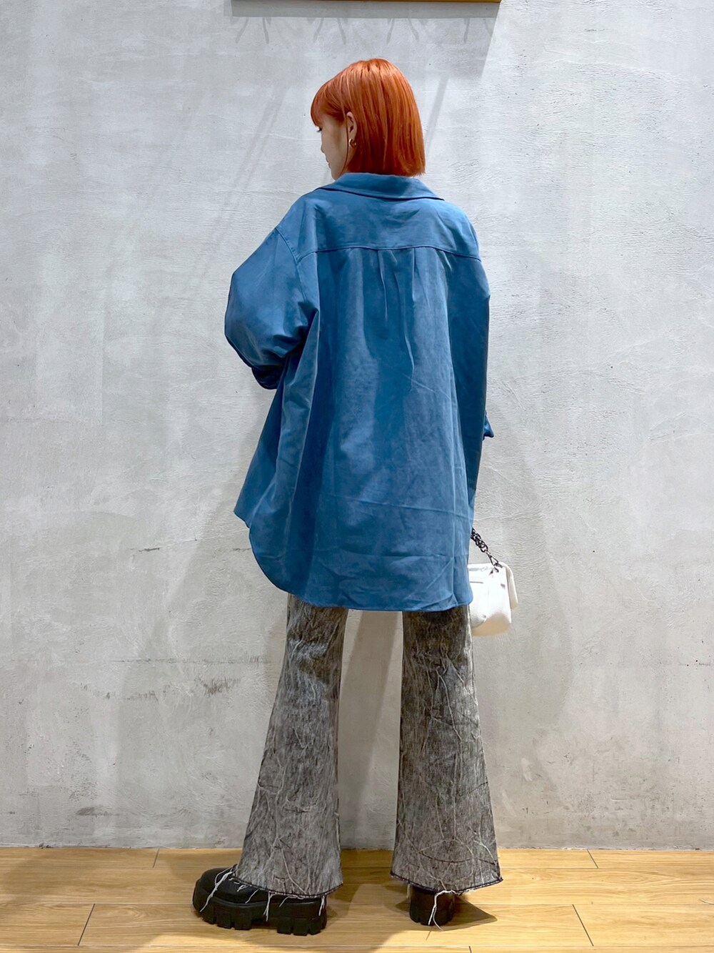 ブラック系のタンクトップ、ブルー系のシャツ/ブラウス、ブラック系のデニムパンツを着用したレディースの秋コーディネートの3枚目の写真