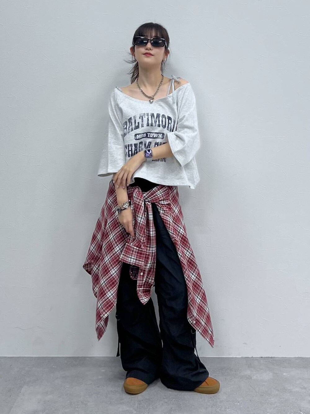 ブラック系のカーゴパンツ、グレー系のキャミソール、グレー系のTシャツ/カットソーを着用したレディースの夏コーディネートの4枚目の写真