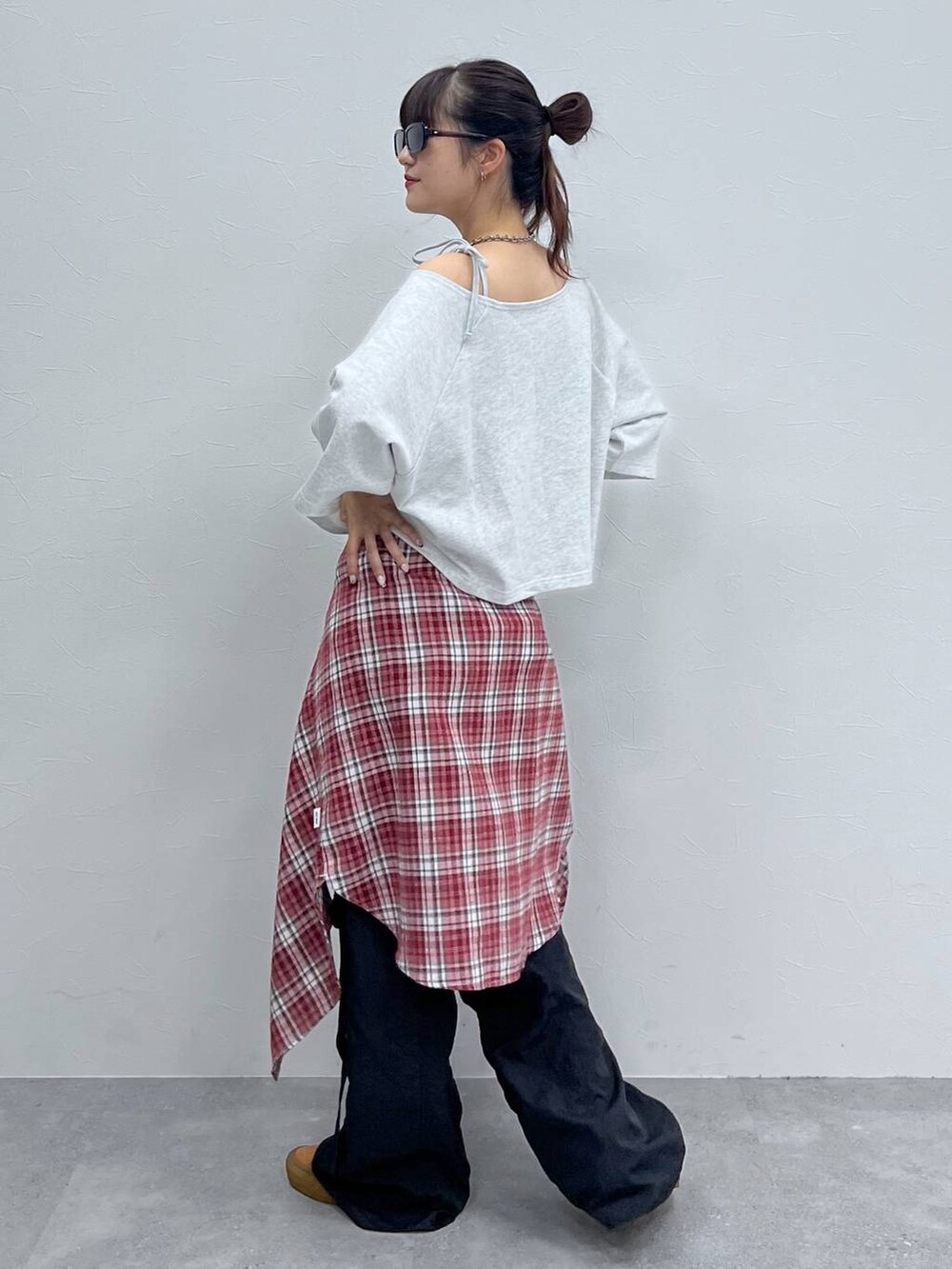 ブラック系のカーゴパンツ、グレー系のキャミソール、グレー系のTシャツ/カットソーを着用したレディースの夏コーディネートの3枚目の写真