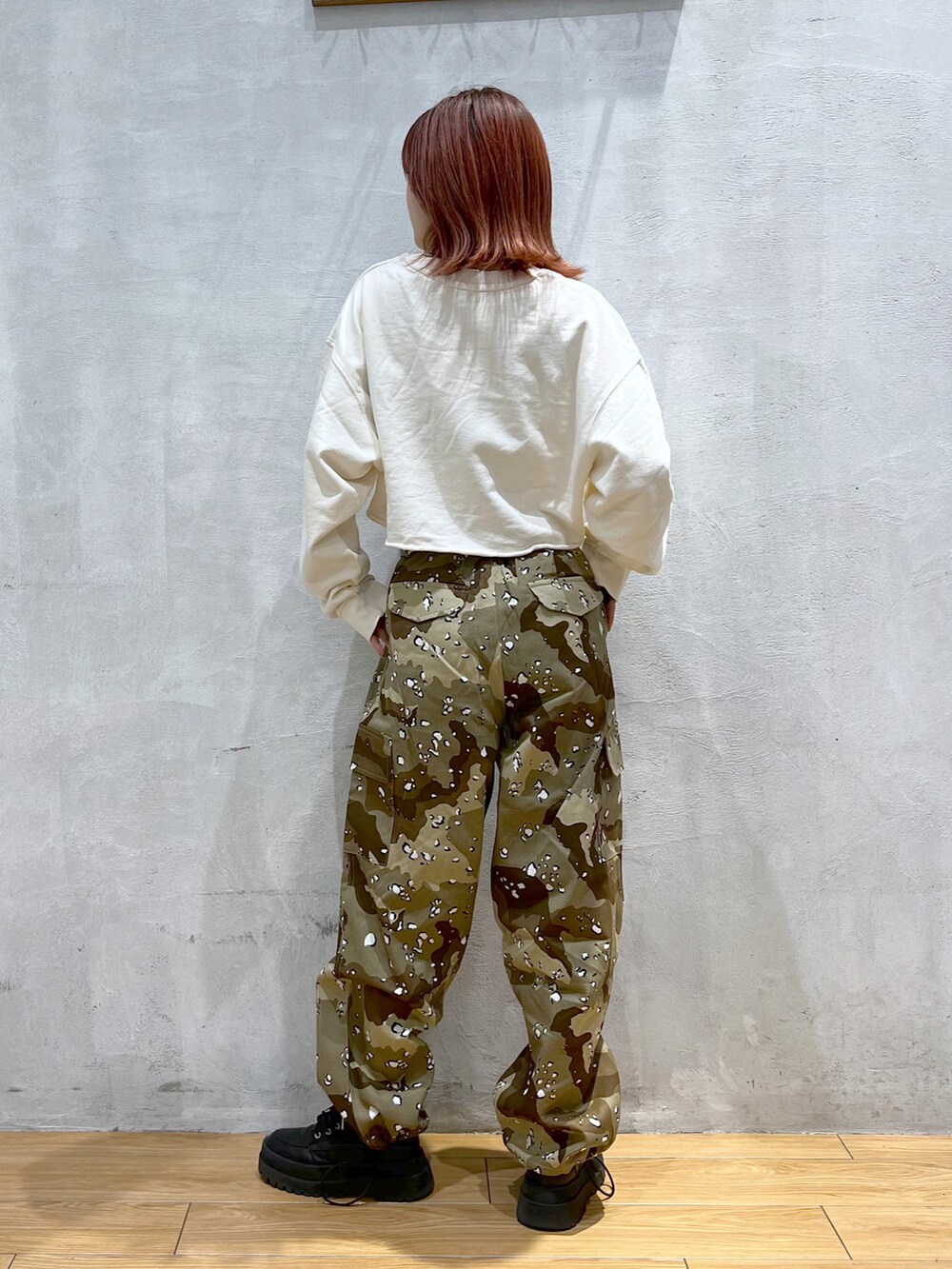 その他のカーゴパンツ、ホワイト系のスウェット、ブラック系のブーツを着用したレディースの冬コーディネートの2枚目の写真