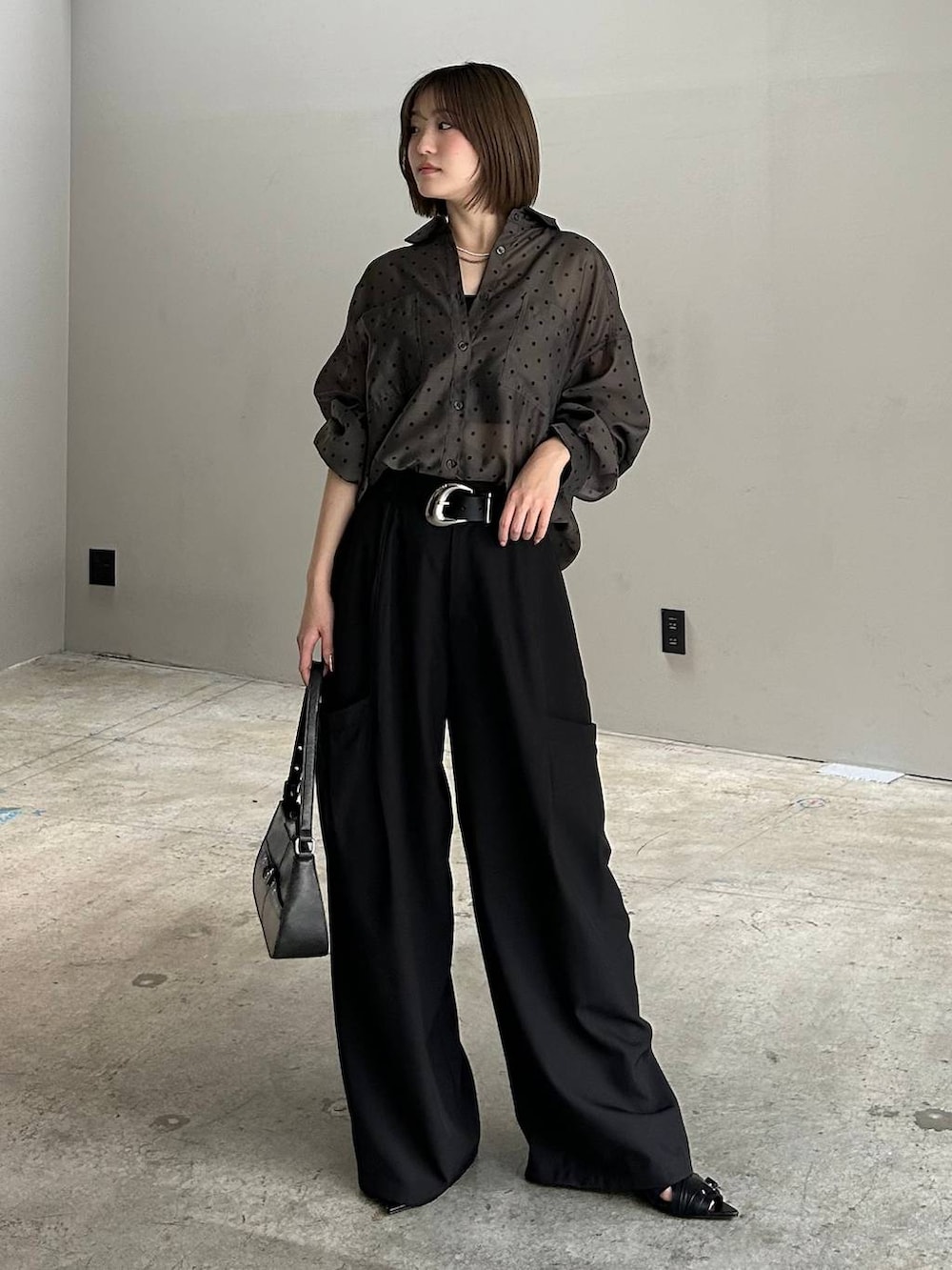 ブラック系のハンドバッグ、ブラック系のサンダル、ブラック系のその他パンツを着用したレディースの春コーディネートの2枚目の写真