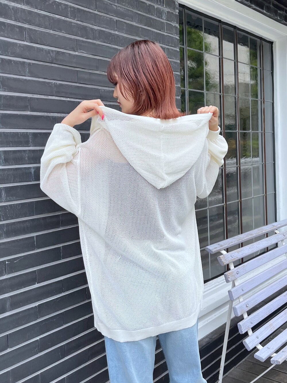 ブラック系のキャミソール、ピンク系のショルダーバッグ、ブルー系のデニムパンツを着用したレディースの夏コーディネートの4枚目の写真