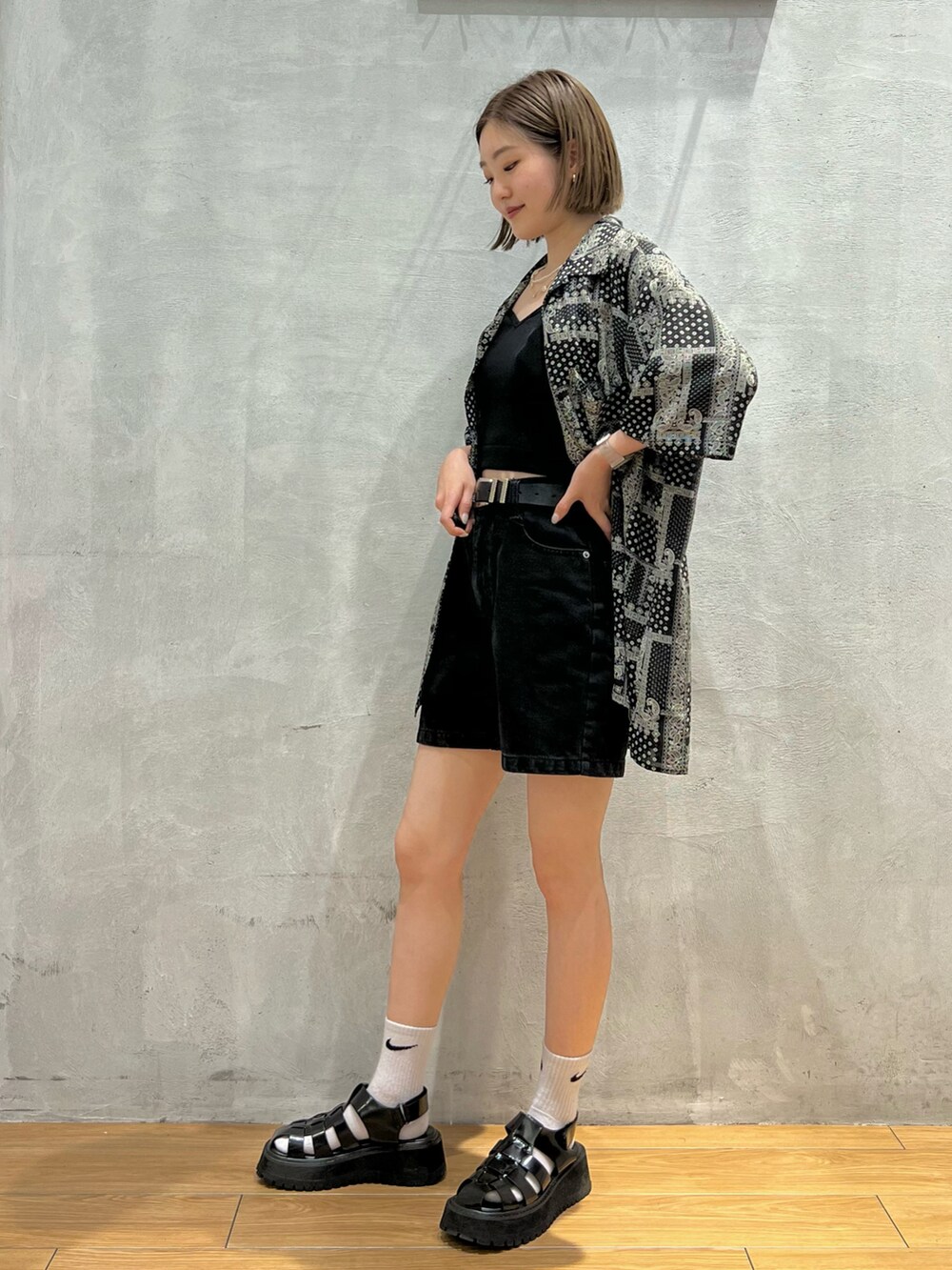 ブラック系のデニムパンツ、ブラック系のシャツ/ブラウス、ブラック系のタンクトップを着用したレディースの夏コーディネートの2枚目の写真