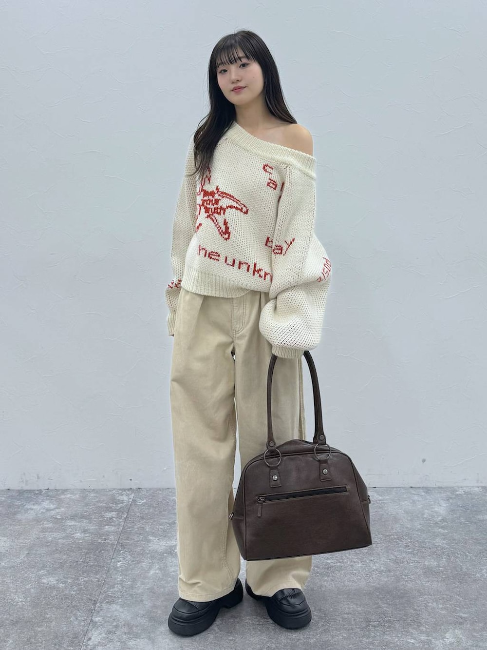 「女子ウケ、バッグ、ラフ、ストリート、カジュアル、個性派、韓国系、PAGEBOY、PBLIM、骨格ウェーブ_PAGEBOY、ブルベ夏_PAGEBOY、ソフトエレガント_PAGEBOY、ニット、ワイドパンツ、冬コーデ」｜「PBLIMのPBLIM/コーデュロイパンツ（その他パンツ、ホワイト系）」を使った、サエさん（レディース・159cm）の冬コーディネートの2枚目の写真