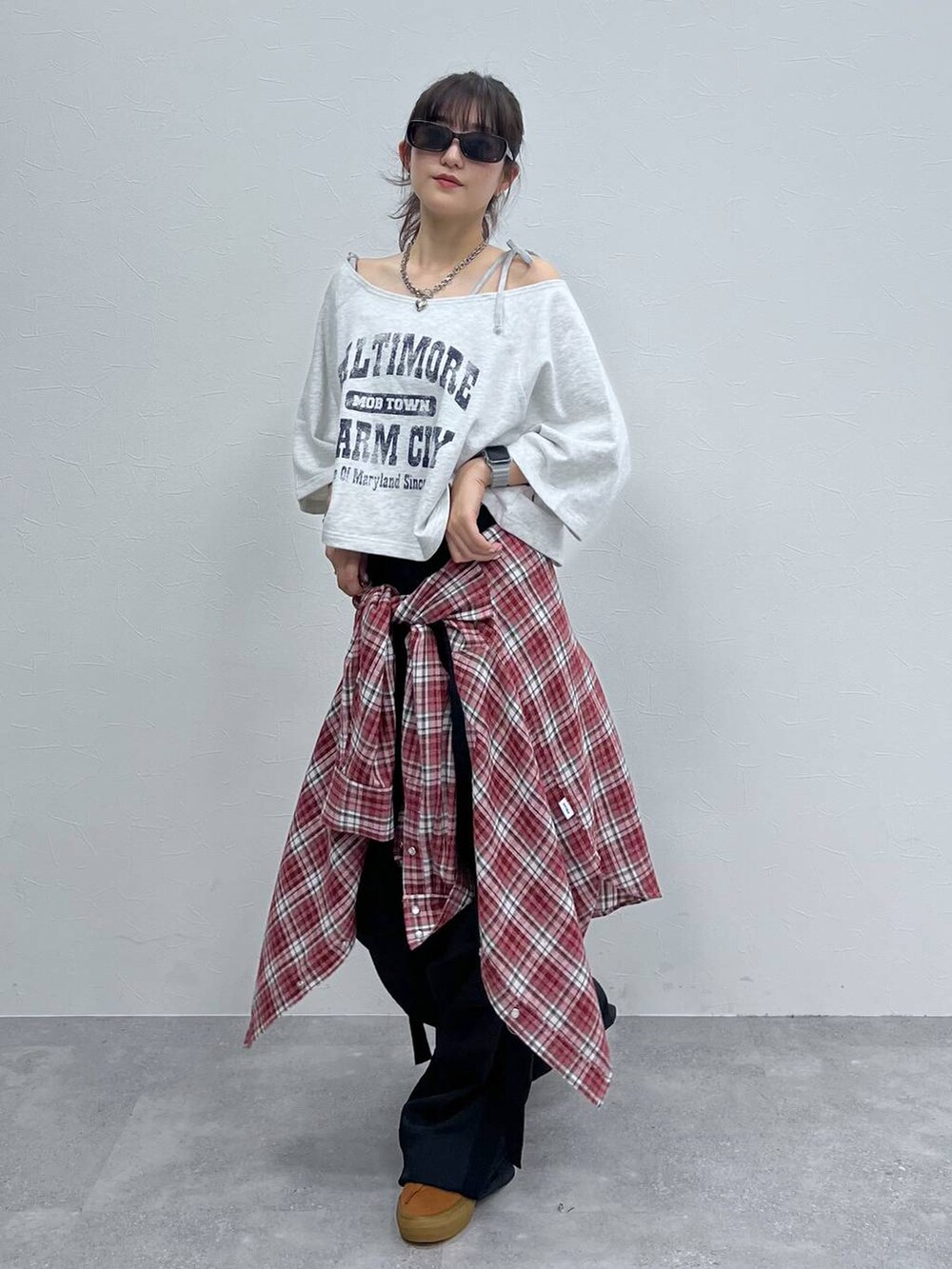 ブラック系のカーゴパンツ、グレー系のキャミソール、グレー系のTシャツ/カットソーを着用したレディースの夏コーディネートの6枚目の写真