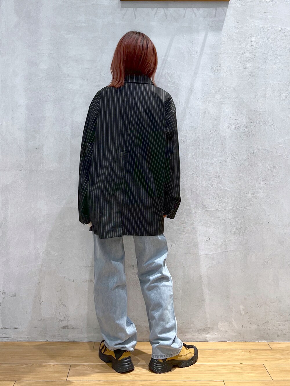 ブルー系のデニムパンツ、その他のジャケット/アウター、ホワイト系のTシャツ/カットソーを着用したレディースの冬コーディネートの2枚目の写真