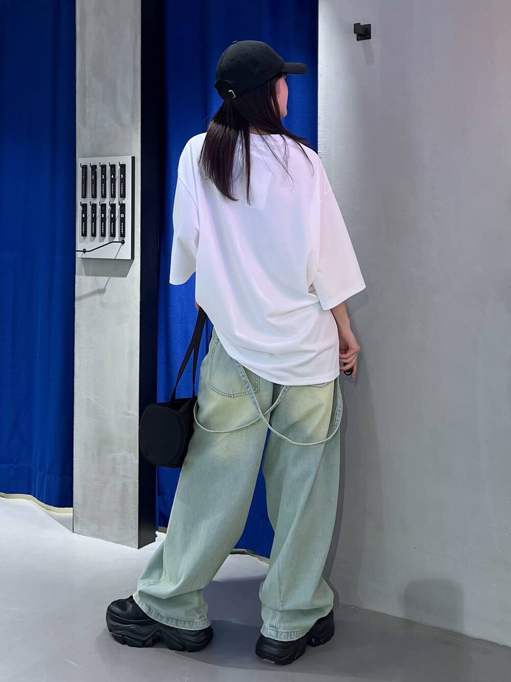 「ラフ、ストリート、カジュアル、個性派、韓国系、PAGEBOY、PBLIM、骨格ウェーブ_PAGEBOY、ブルベ夏_PAGEBOY、ソフトエレガント_PAGEBOY、Tシャツ、キャップ、デニムパンツ、バッグ、スニーカー」｜「PBLIMのPBLIM/ナイロンボストンバック（ドラムバッグ、ブラック系）」を使った、サエさん（レディース・159cm）の春コーディネートの4枚目の写真